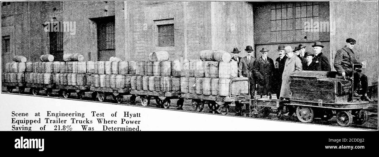 . Manipolazione dei materiali ciclopedia; un libro di riferimento che copre le definizioni, le descrizioni, le illustrazioni e i metodi di uso delle macchine per la movimentazione dei materiali impiegate nell'industria. Accoppiatore: Attacco a perno imbullonato al paraurti. Trazione: Ruota dentata a vite senza fine a quattro ruote con albero verticale su ciascuna ruota. Telaio: Struttura a canale in acciaio pesante, con paraurti in acciaio fuso pesante. Ingranaggi: Conici, ad alto tenore di carbonio, trattati termicamente, temperati ad olio,con denti tagliati a macchina. Vermi di trazione: Acciaio speciale con denti temprati e rettificati; ruota a vite senza fine: Bronzo fosforoso. Lubrificazione: Tutti i meccanismi di guida che girano inasease o olio. Motore: G. E. 24 volt, 65 A. Foto Stock