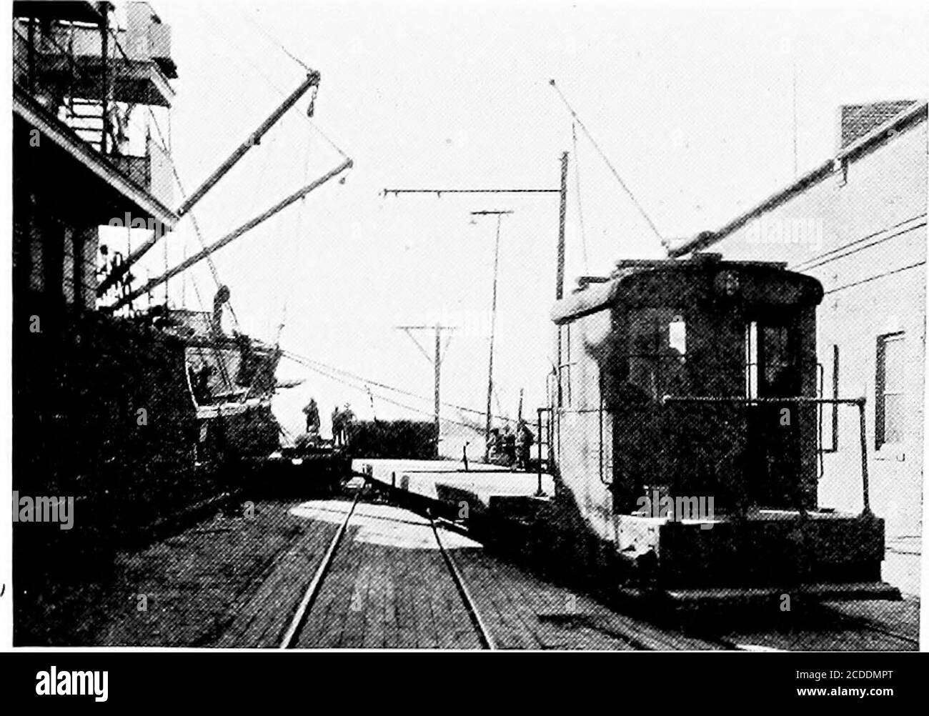 . La ciclopedia per la movimentazione dei materiali; un libro di riferimento che copre le definizioni, le descrizioni, le illustrazioni e i metodi d'uso delle macchine per la movimentazione dei materiali impiegate nell'industria . Locomotive G-e al lavoro in impianto chimico. Peso: 12 tonnellate. Indicatore - SSyi. Passo - 96. Diametro ruota - 30. Larghezza totale-PS. Altezza sopra il tetto della cabina - 114. Attacchi - tipo di motore standard a stelo corto MCB. Freni: Combinati ad aria dritta e automatica con sistema di guida a mano. Ha una maggiore capacità d'aria e un'ulteriore calettamento per caricare il meccanismo di scarico sulle vetture. Levigatrici ad aria. Scatole di giornale - perno di banco MCB 3% x 7.telaio di carrello - acciaio laminato. Foto Stock . La ciclopedia per la movimentazione dei materiali; un libro di riferimento che copre le definizioni, le descrizioni, le illustrazioni e i metodi d'uso delle macchine per la movimentazione dei materiali impiegate nell'industria . Locomotive G-e al lavoro in impianto chimico. Peso: 12 tonnellate. Indicatore - SSyi. Passo - 96. Diametro ruota - 30. Larghezza totale-PS. Altezza sopra il tetto della cabina - 114. Attacchi - tipo di motore standard a stelo corto MCB. Freni: Combinati ad aria dritta e automatica con sistema di guida a mano. Ha una maggiore capacità d'aria e un'ulteriore calettamento per caricare il meccanismo di scarico sulle vetture. Levigatrici ad aria. Scatole di giornale - perno di banco MCB 3% x 7.telaio di carrello - acciaio laminato. Foto Stock
