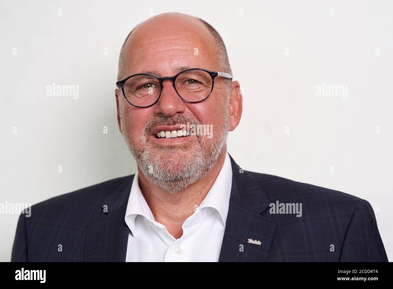 Coblenza, Germania. 25 Agosto 2020. Thomas Brahm, presidente del consiglio di amministrazione di Debeka Versicherungen. Fondata nel 1905, Debeka, una società di mutua assicurazione a carattere cooperativo e tradizionalmente molti funzionari pubblici tra i suoi milioni di membri, ha, secondo la sua stessa dichiarazione, è venuto attraverso la crisi di Corona fino ad ora. Credit: Thomas Frey/dpa/Alamy Live News Foto Stock