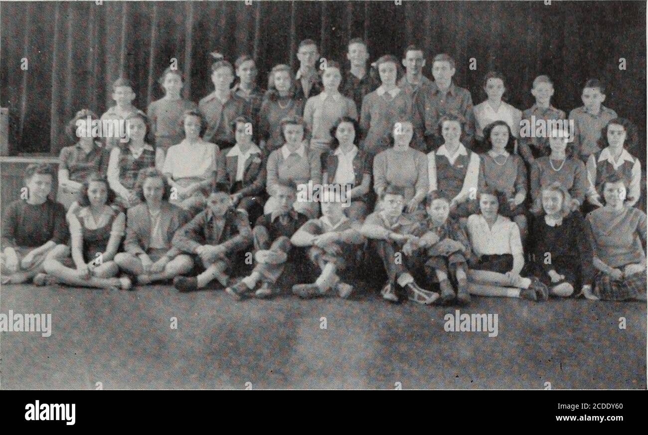 . U e i . PRIMA FILA: Dorothy Price, Dean Collins, Douglas Weitzel, Jeanne Ford, Shirley Roberts, Halan Johnson, Willard Jackson, Suzanne Appelle.SECONDA FILA: Charlotte Mittendorf, Rollin Workman, Barbara Dobbins, Jan Roosa, Nancy Fleishcr, Morris Butsch, Shirley Howard, Peter Moyer, Roger Little, Judithyer. Square DancingDemonstration Group durante lo scorso anno il gruppo dimostrativo dell'attività di ballo della piazza ha presentato diverse esposizioni di danze popolari della piazza americana. Amongthe ha accolto con piacere la facoltà dell'uni-versity dell'Illinois, la facoltà e gli studenti dell'Universe Foto Stock