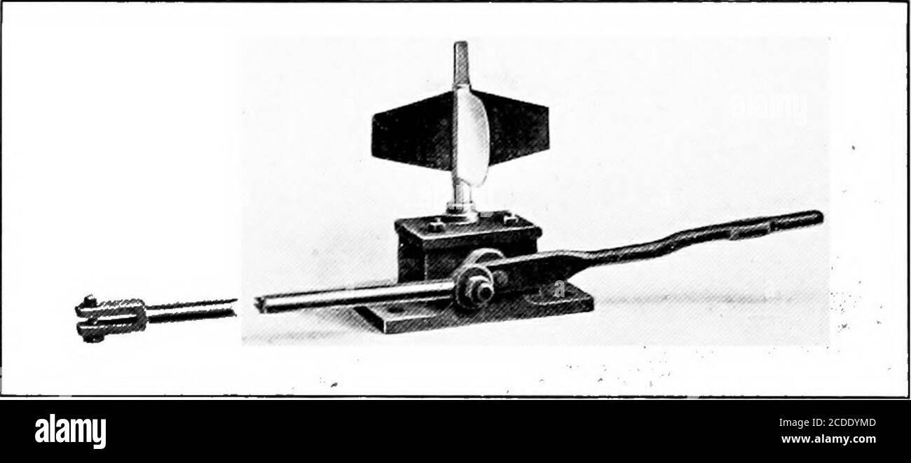 . La ciclopedia per la movimentazione dei materiali; un libro di riferimento che copre le definizioni, le descrizioni, le illustrazioni e i metodi d'uso delle macchine per la movimentazione dei materiali impiegate nell'industria . Messa a terra manovella il movimento del tiro sarà parallelo a delrastrelliera. Un supporto interruttore basso con un obiettivo può essere aggiunto al tiro al suolo o un supporto superiore con una leva può essere usatoinvece. L'albero è generalmente esteso al di sopra del bersaglio. Cambia supporto e sqjuare fatto in modo che una lanterna può essere usato, se lo si desidera. Le bielle a molla possono essere utilizzate per il collegamento con il terreno o con i cavalletti per interruttori. Il loro uso è spesso de-sirable, come Foto Stock
