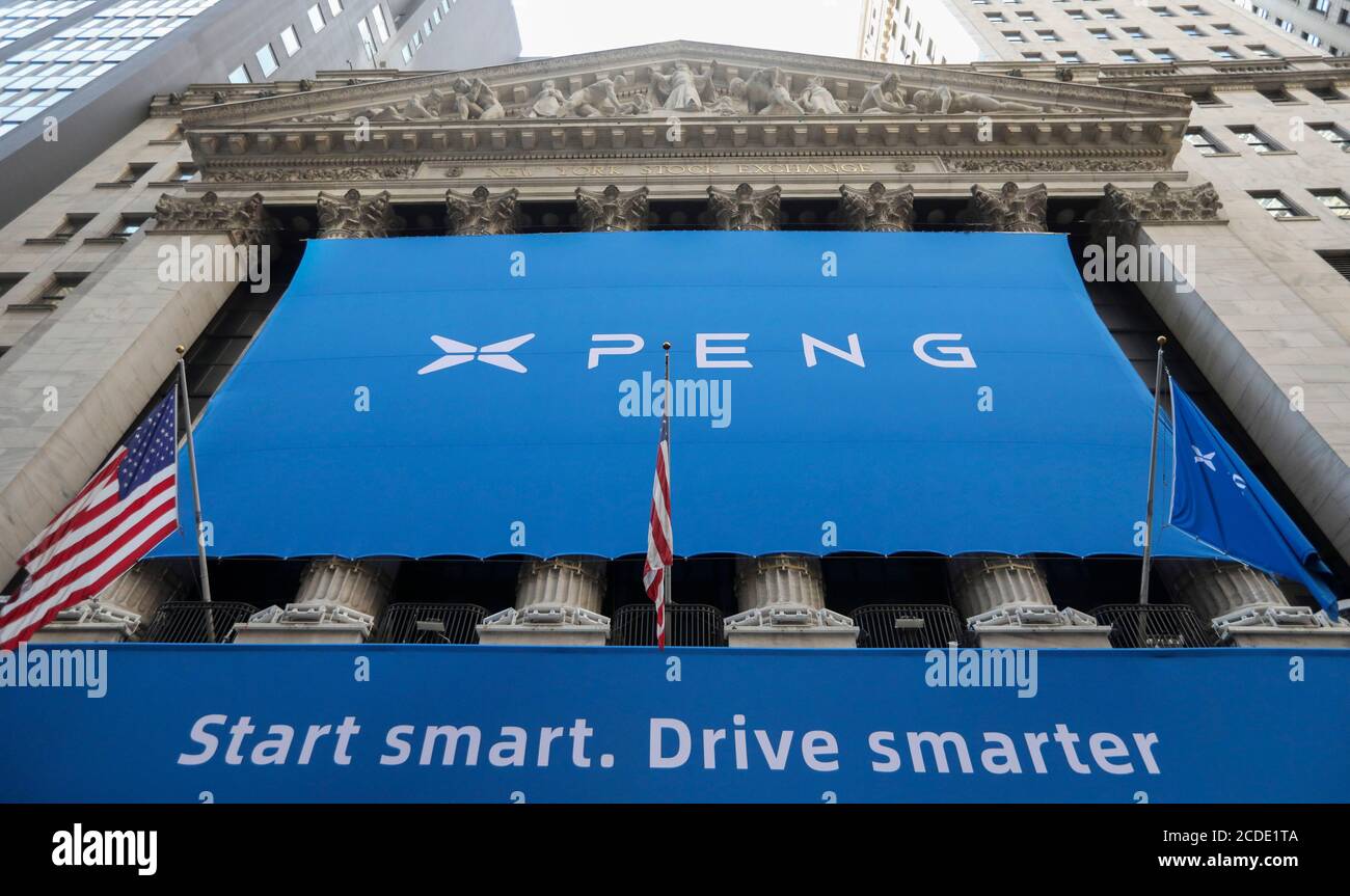 New York, Stati Uniti. 27 Agosto 2020. I banner di XPeng Inc. Sono visibili sulla costruzione della New York Stock Exchange (NYSE) a New York, Stati Uniti, 27 agosto 2020. XPeng Inc., un'azienda leader in Cina nel settore dei veicoli elettrici intelligenti, ha fatto il suo debutto nella New York Stock Exchange (NYSE) giovedì, negoziando con il simbolo "XPEV". Credit: Wang Ying/Xinhua/Alamy Live News Foto Stock