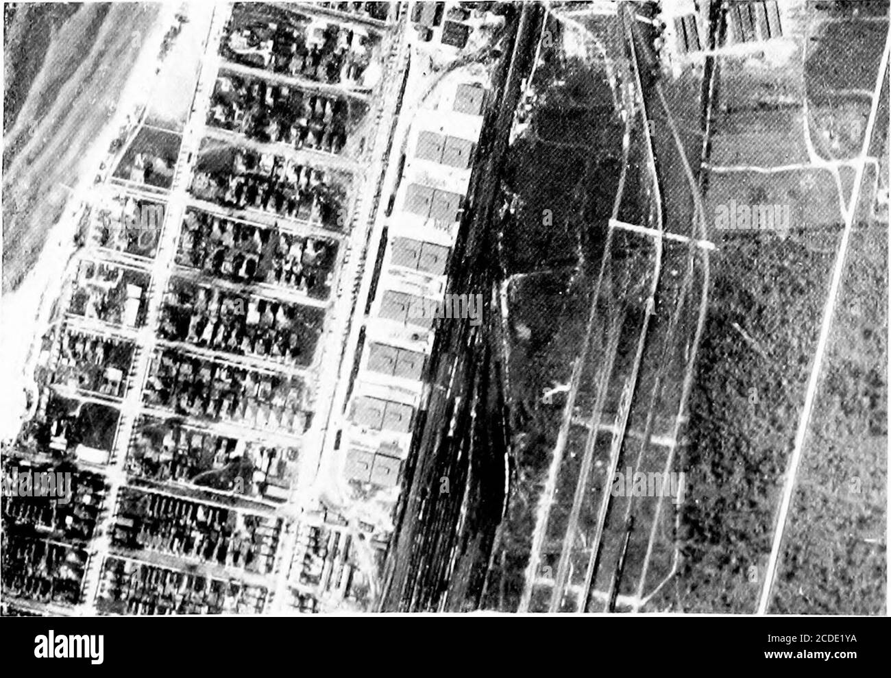 . Problemi in fisica. Derivato da situazioni militari ed esperienza . Figura 1. Zona vicino a Langley Field. Va. fotografato con un piatto ordinario, senza filtro.(esposizione 1/340 secondi; altitudine 5,500 piedi. La bassa altitudine dà un ad-Vantage sopra la piastra usata per fotografare sotto.). Figura 2. Stessa area fotografata con a s;:ecial American Panchro-matic plate, utilizzando un filtro rosso.(esposizione 1/30 secondi; altitudine 10,003 piedi.) FILTRI RAGGI 131 19. Quali sono le caratteristiche ottiche di un filtro raggi da utilizzare quando si visualizza un oggetto distante illuminato da un proiettore? 20. Come si può modificare il g Foto Stock