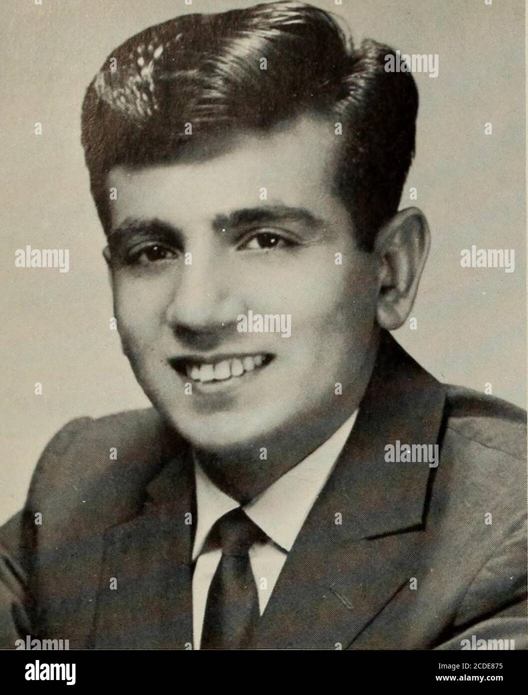 . Il Fabricator : Annuario della New Bedford Textile School . DINESH V. RADIA Master of Science inTextile Chemistry Indirizzo: 16 Gan Pat Bhuvan, Bombay 7, India motto: Vero a me stesso, caritativo per tutti, abetter mondo, spero, perché ho passato il bisway. Ambizione: Essere un chimico di ricerca. P. RAMAKRISHNAM Master of Science InTextile Chemistry Indirizzo: Lalitha Niwas, 8 Hayther Street, Secunderabad, Andhra, India motto: Prestare le orecchie per riservare il mio giudizio. Ambizione: Lavorare per il dottorato e insegnare in un'università nel campo che ho scelto. Foto Stock