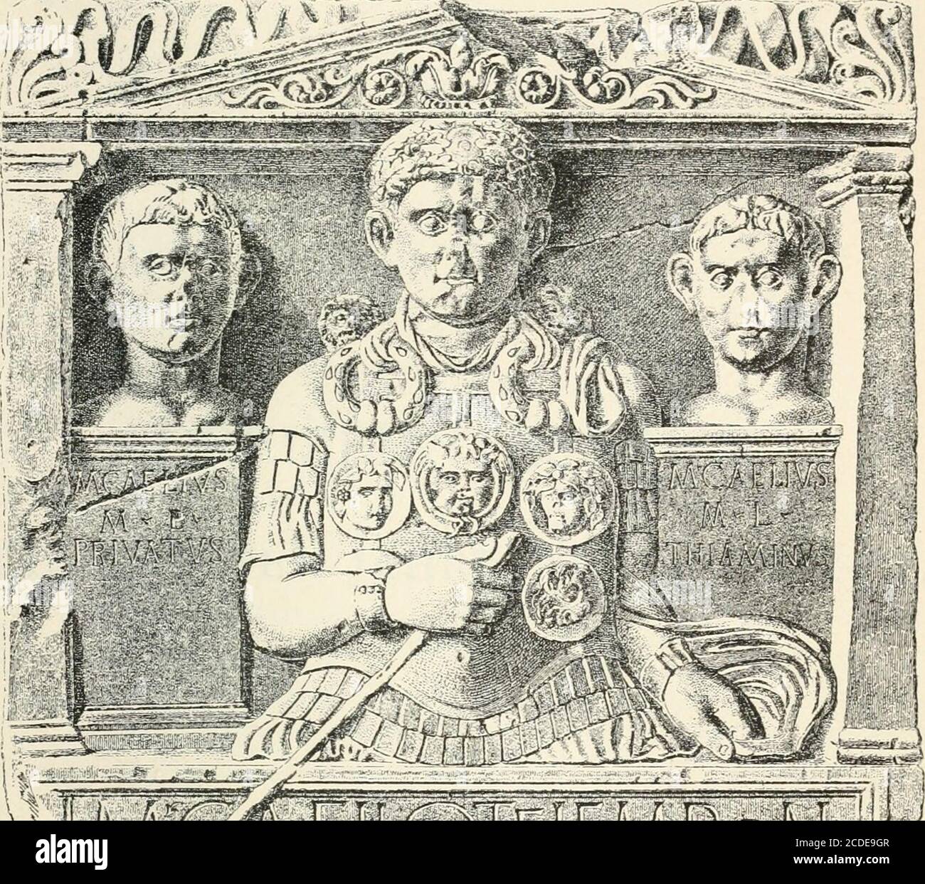 . waren zumAndenken an die Vernichtung eines römischen Heeres mitseinem Feldherrn im Dacierkriege des Kaisers Domitian^^);und die Inschrift***) rühmt, dass dieses Denkmal errichtetsei zum Gedächtniss der tapfersten Männer, die fürs Vater-land gefallseen. Aber unmittelbar daneben erhob sichdann nach den Dacierkriegen Trajans ein zweites Denk-mal dem Rächenden Kriegsgot, zum Zeichen, dass dieSchmach gesühnt und dass Dacien jetzt römische Provincizgeworden sei. Nichts Aehnliches ist von den Römern nach derVarusschlacht auch nur versucht worden. Die römischenLegionen h Foto Stock