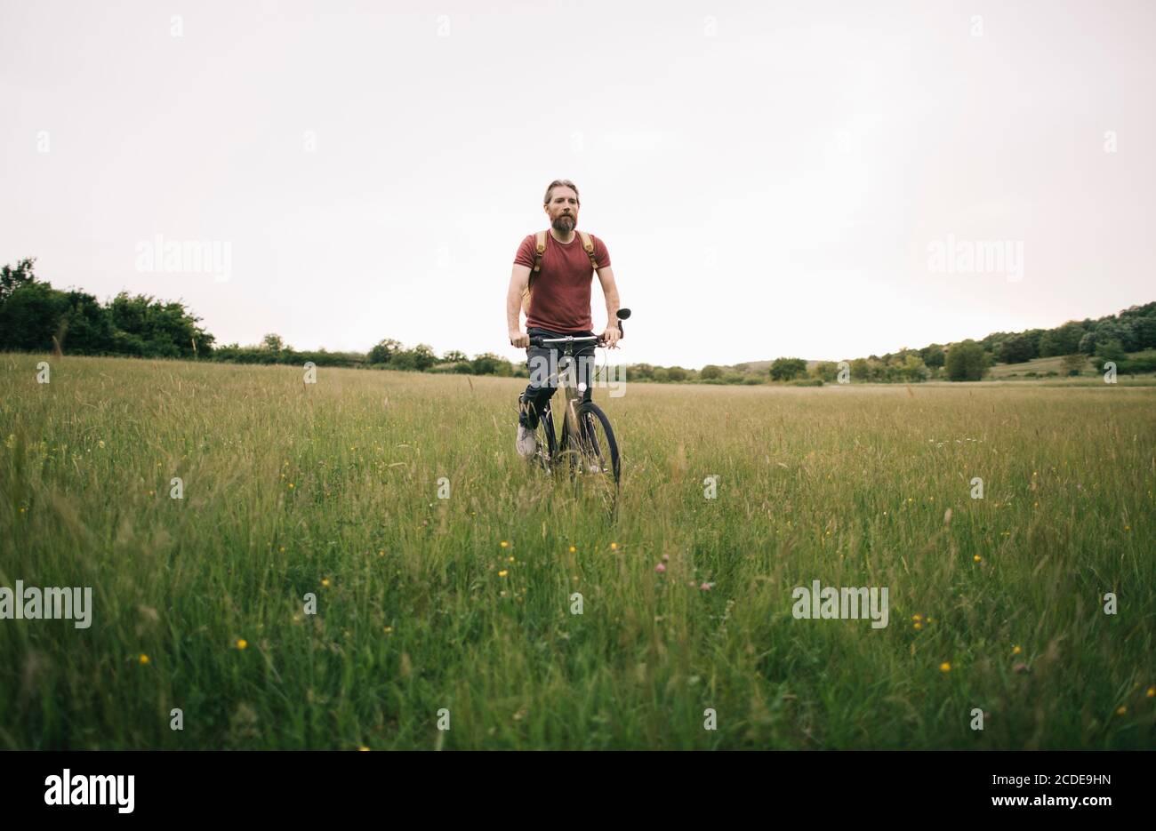 Uomo in bicicletta in natura Foto Stock