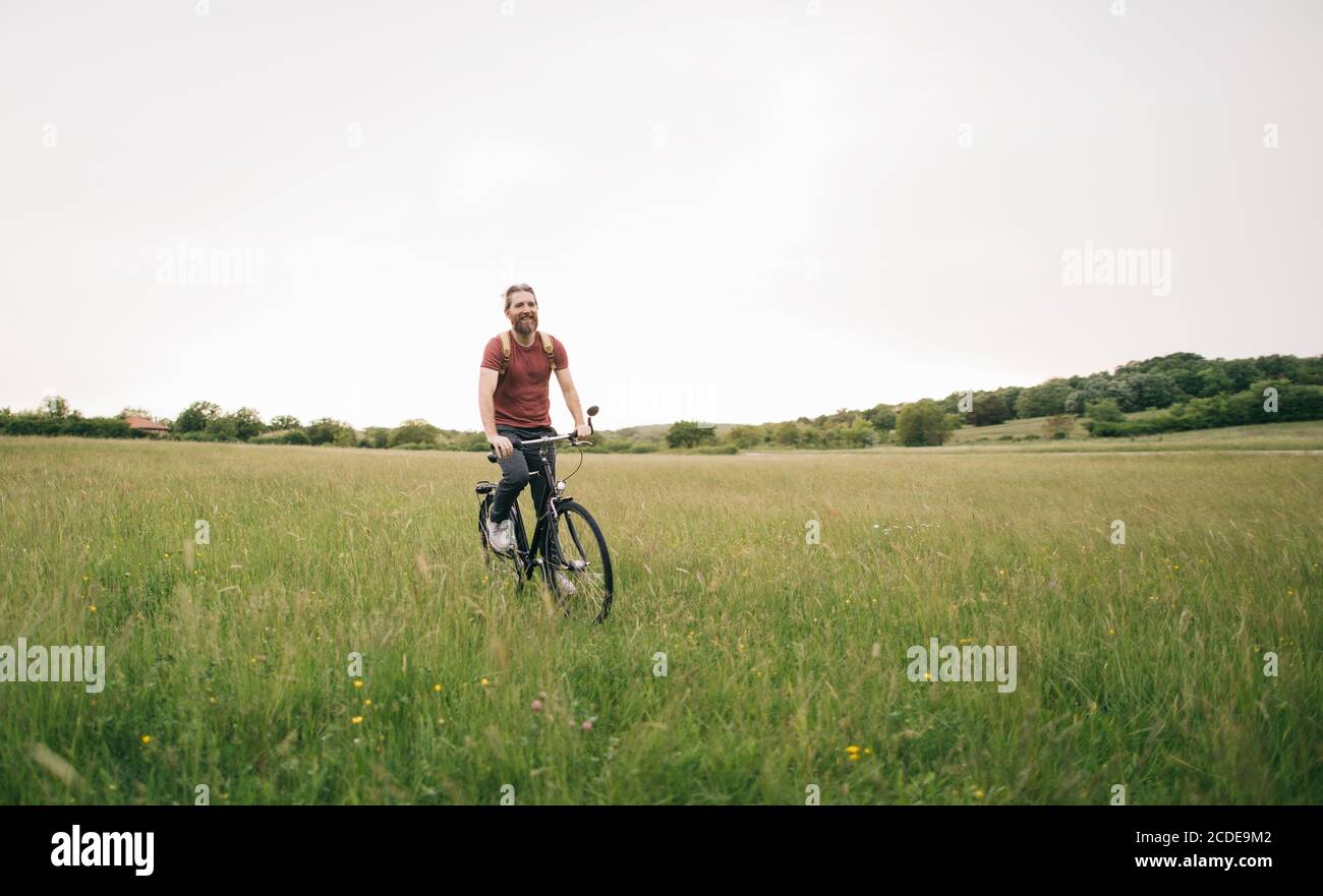 Uomo in bicicletta in natura Foto Stock