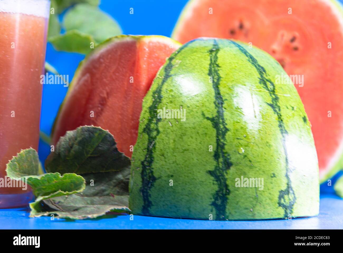 Rinfrescante succo di anguria bevanda Detox. Bevanda di frutta tropicale. L'anguria e il melone hanno proprietà diuretiche, aiutando i reni a funzionare. Foto Stock