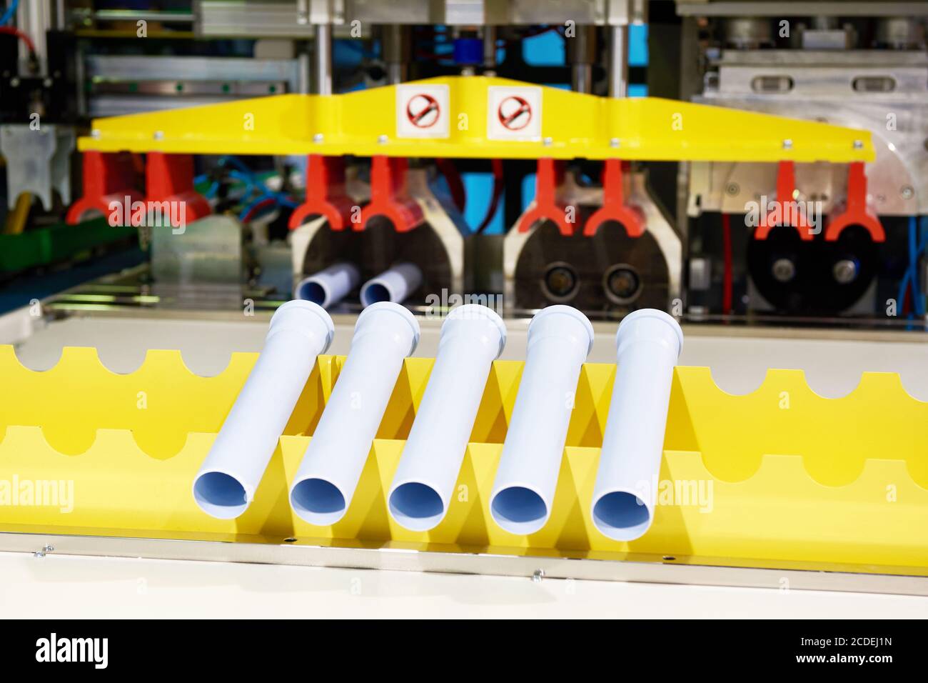 Moderna macchina per tubi in plastica in fabbrica Foto Stock
