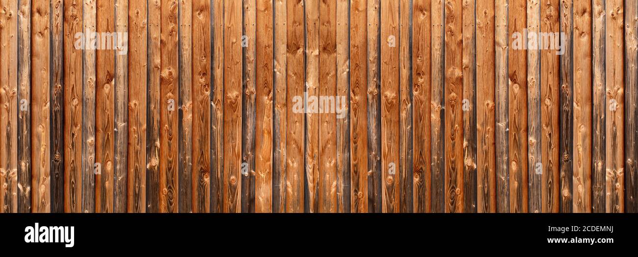 Panorama di una parete rustica marrone in legno a grana intensa Foto Stock Panorama di una parete rustica marrone in legno a grana intensa Foto Stock
