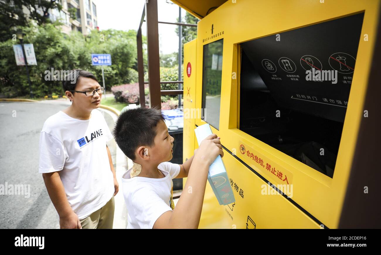 Huaian, Huaian, Cina. 28 Agosto 2020. JiangsuÃ¯Â¼Å'CHINA-il 27 agosto 2020, la ''ai classification Ã‚Â· ai recycling smart recycling machine'' messa in funzione nella zona residenziale di shangri-la dal distretto qingjiang qingqu nella città huaiana, provincia di jiangsu. Eseguendo la scansione del codice bidimensionale tramite il numero di telefono cellulare o WeChat, i residenti possono inserire rifiuti e ottenere punti di riciclaggio. Un punto equivale a uno yuan, e possono prelevare denaro dopo che i punti raggiungono il limite. Il prezzo della raccolta dei rifiuti è aperto e trasparente, non inferiore al prezzo di mercato, che mira a incoraggiare la res Foto Stock