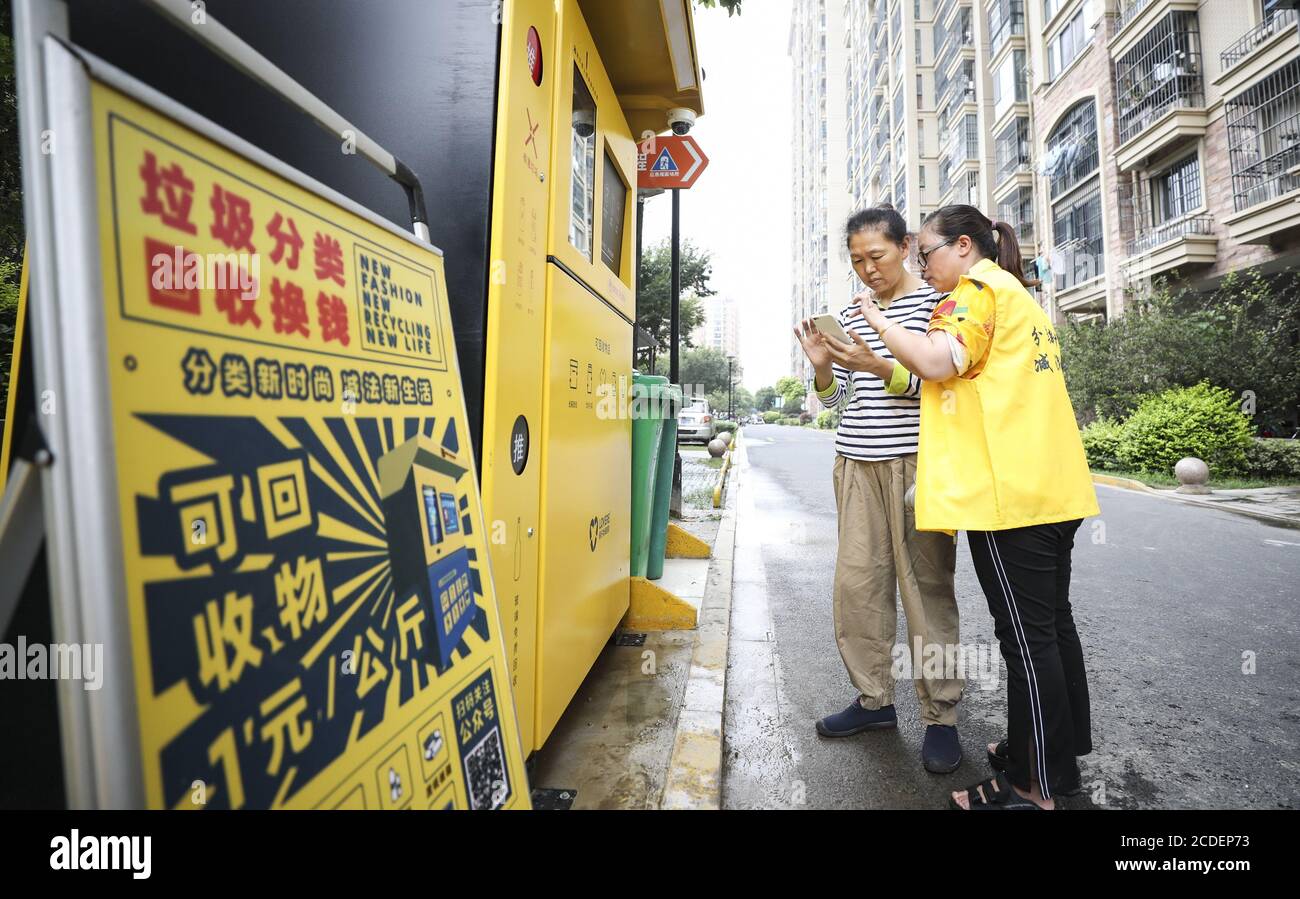 Huaian, Huaian, Cina. 28 Agosto 2020. Jiangsuï¼Å'CHINA-il 27 agosto 2020, la ''ai classification · ai recycling smart recycling machine'' messa in funzione nella zona residenziale di shangri-la dal distretto qingjiang qingqu nella città huaiana, provincia di jiangsu. Eseguendo la scansione del codice bidimensionale tramite il numero di telefono cellulare o WeChat, i residenti possono inserire rifiuti e ottenere punti di riciclaggio. Un punto equivale a uno yuan, e possono prelevare denaro dopo che i punti raggiungono il limite. Il prezzo della raccolta dei rifiuti è aperto e trasparente, non inferiore al prezzo di mercato, che mira a incoraggiare la res Foto Stock
