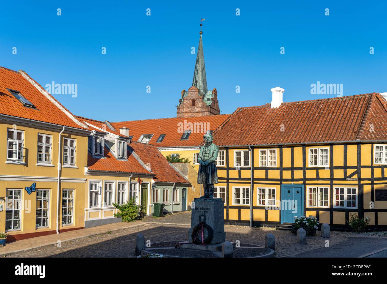 Der Platz Gaasetorvet mit statue von Physiker Hans Christian Örsted in der Innenstadt von Rudköbing, Insel Langeland, Dänemark, Europa | The Small Foto Stock