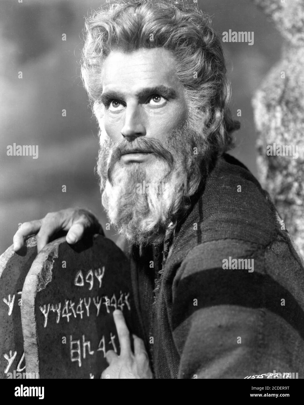 CHARLTON HESTON Ritratto come Moses tenendo Tablets di pietra nei DIECI COMANDAMENTI 1956 regista CECIL B. DeMILLE Motion Picture Associates / Paramount Pictures Foto Stock