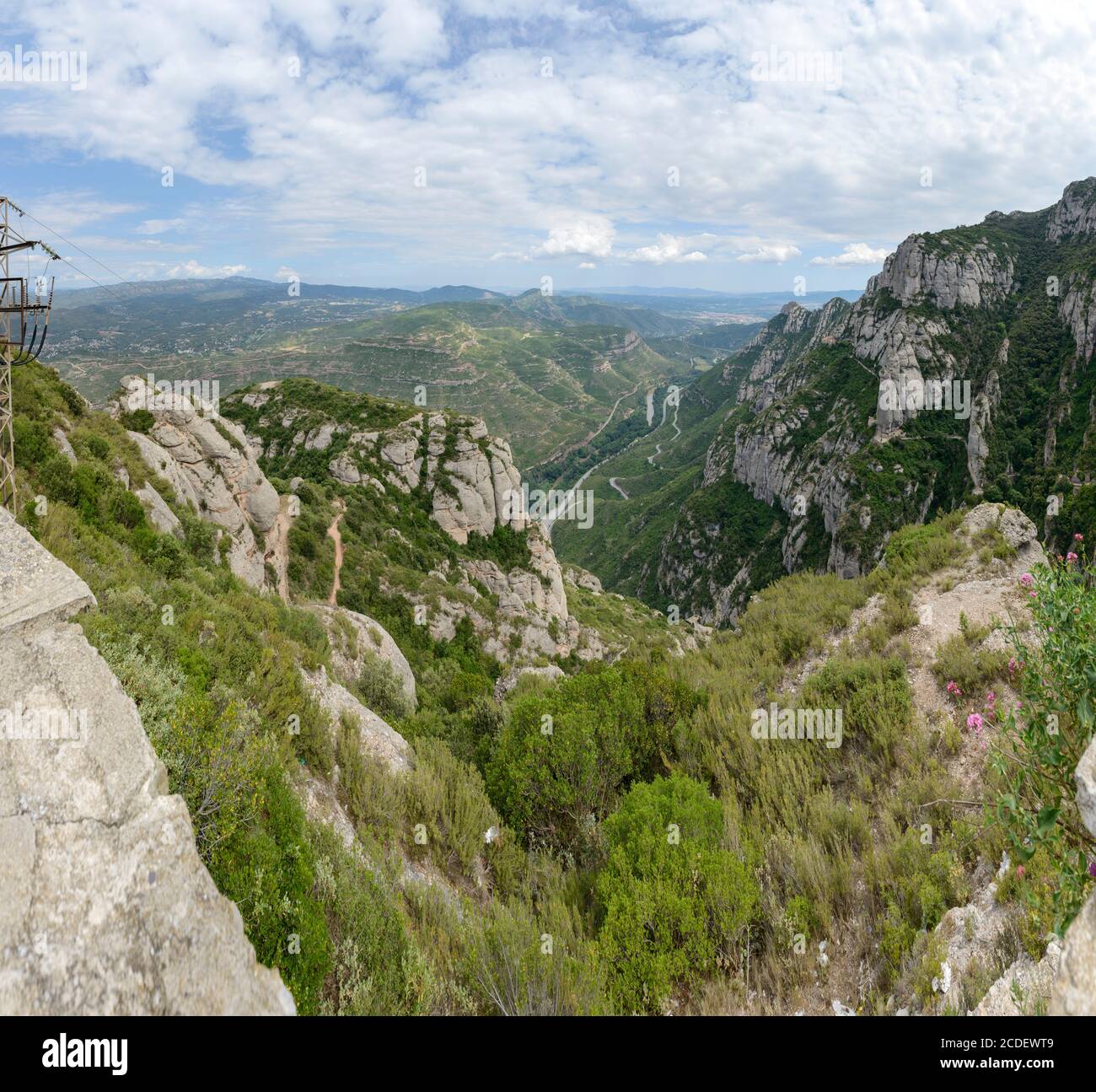 Vista panoramica ad alto angolo della valle del fiume Llobregat dal monastero di Montserrat verso Serra de Collcardus e Barcellona, Catalogna, Spagna. Foto Stock