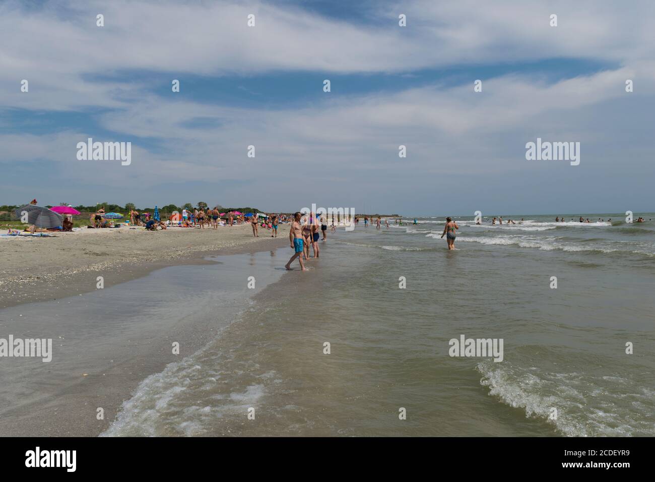 Corbu, Constanta, Romania - 14 agosto 2019: Le persone godono di una rilassante giornata estiva sull'ultima spiaggia virging a Corbu, Romania. Foto Stock