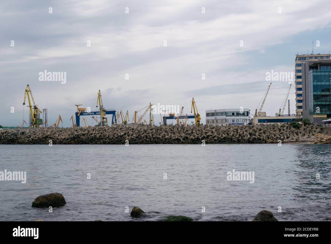 Constanta, Romania - 14 agosto 2019: Vista delle gru e del porto di Constanta, Romania. Foto Stock