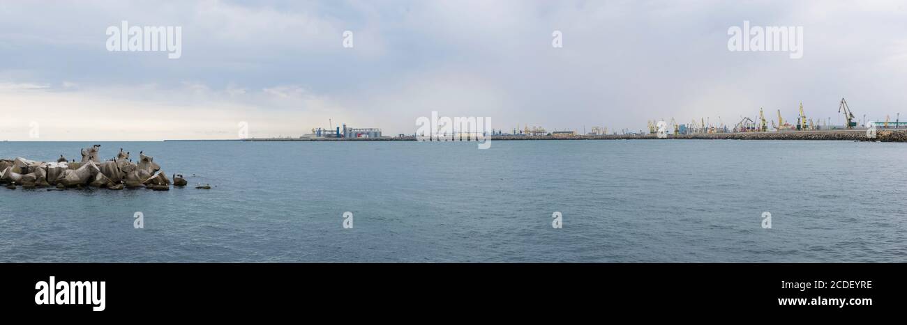 Constanta, Romania - 14 agosto 2019: Vista delle gru e del porto di Constanta sul Mar Nero, Romania. Foto Stock