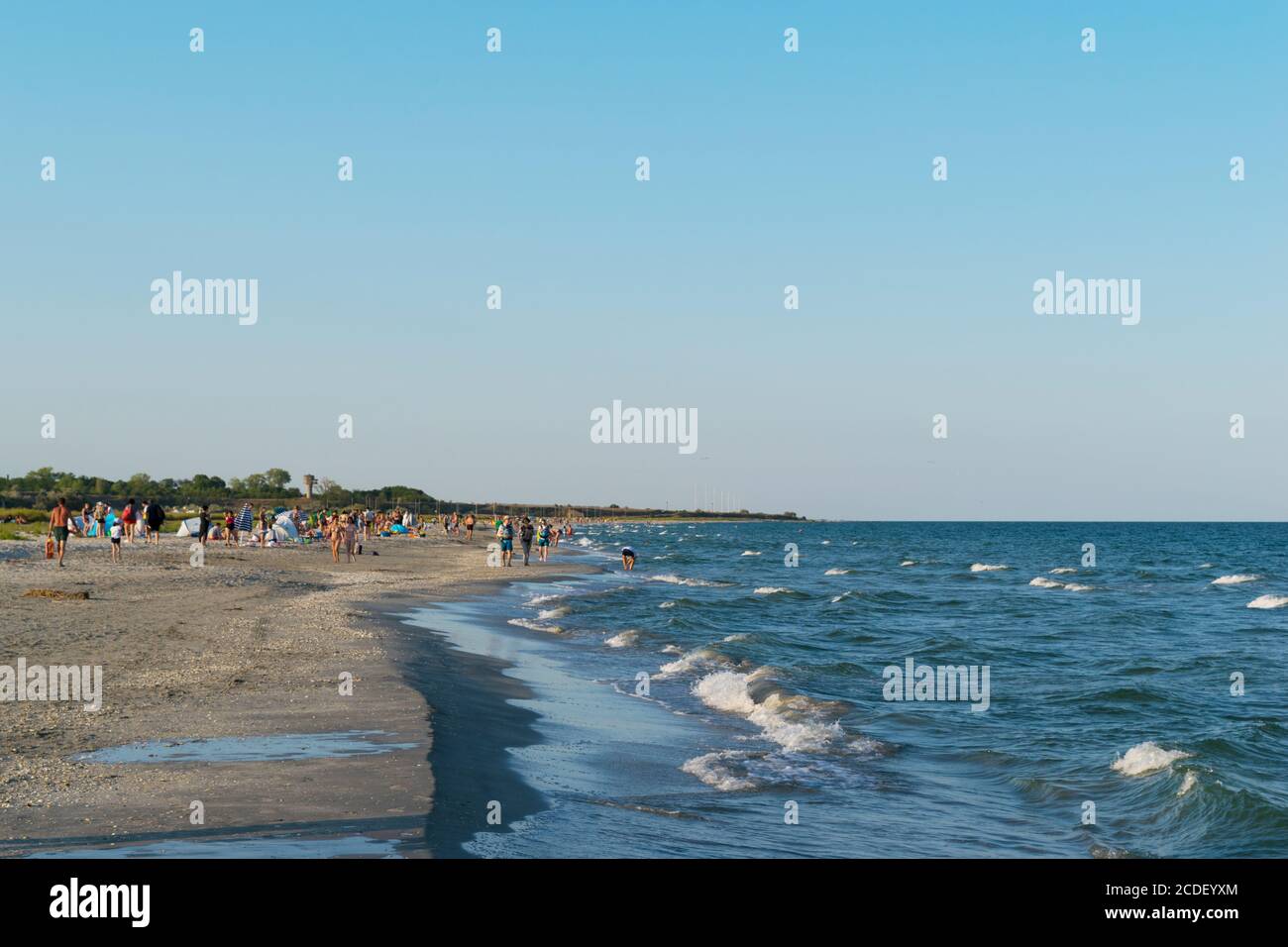 Corbu, Constanta, Romania - 18 agosto 2019: La spiaggia di Corbu con i turisti sullo sfondo, Romania. Foto Stock