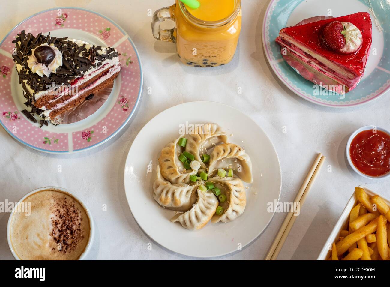 Sheffield, UK - 20 giugno 2017: Dolci, torte e conserve cinesi in vendita presso Cakes R US, 142 Devonshire Street, S3 7SF Foto Stock