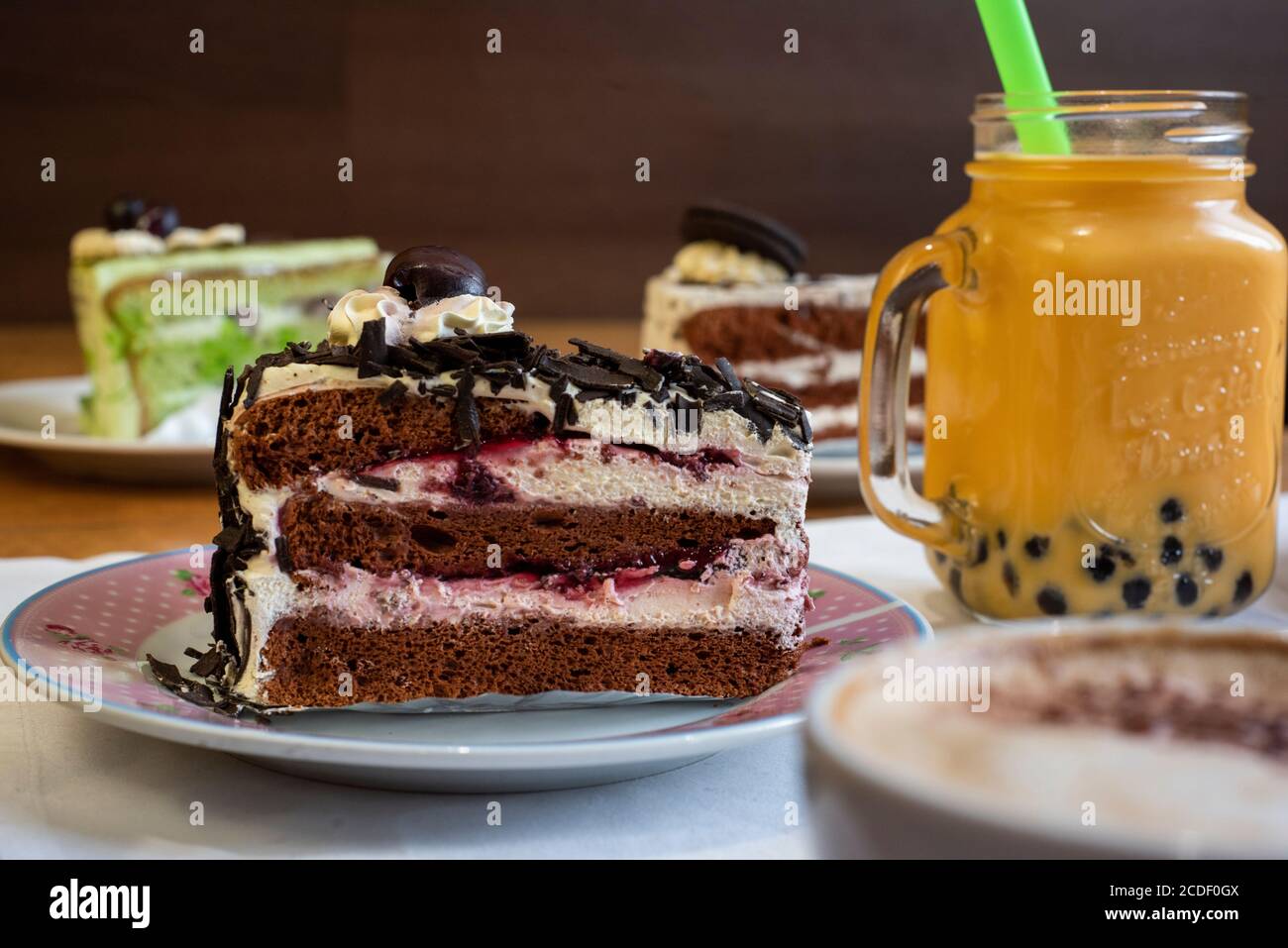 Sheffileld, Regno Unito - 20 giugno 2017: Dolci cinesi, torte e tè bolla in vendita presso Cakes R US, 142 Devonshire Street, S3 7SF Foto Stock