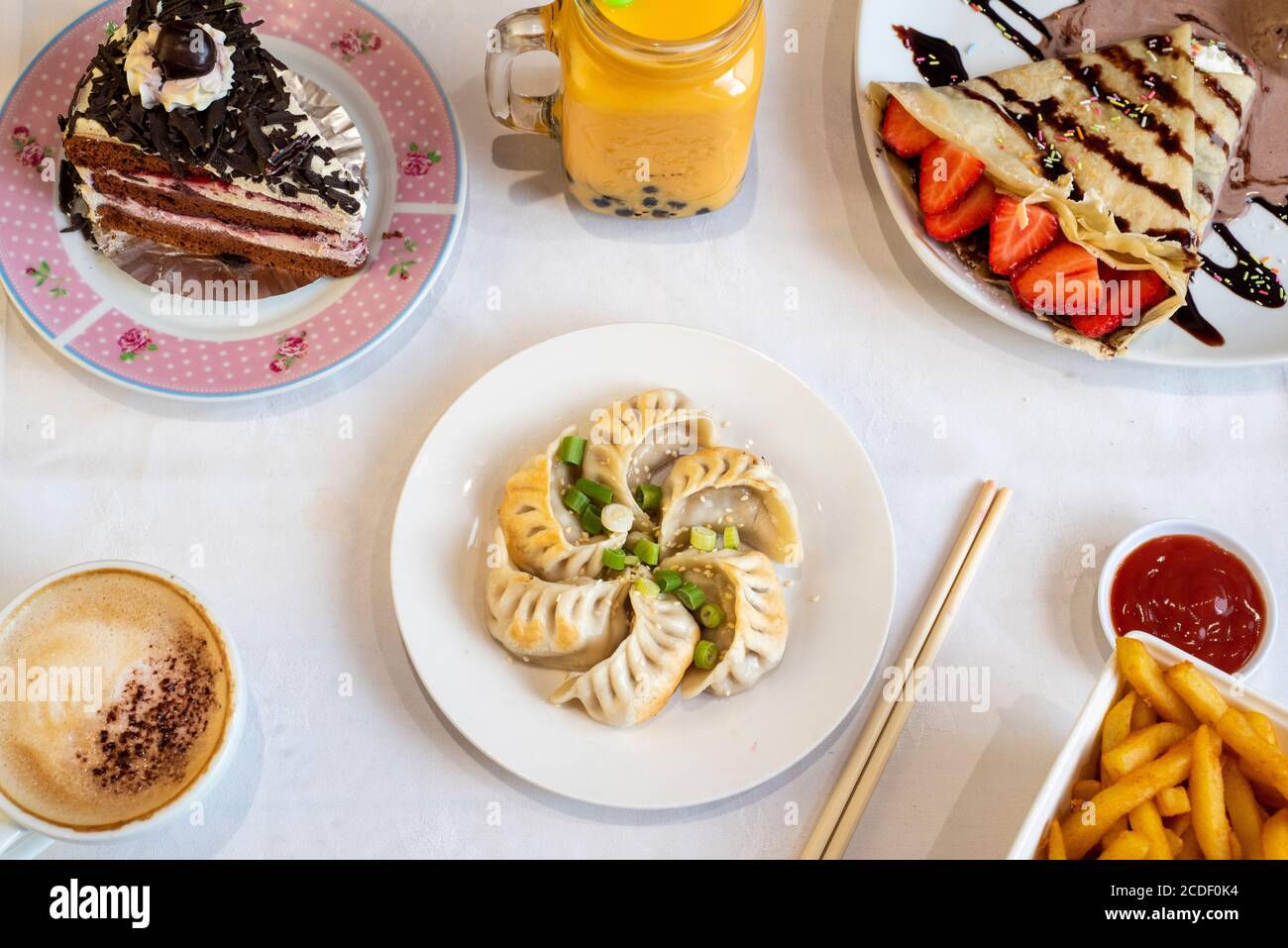 Sheffileld, Regno Unito - 20 giugno 2017: Dolci, torte e conserve cinesi in vendita presso Cakes R US, 142 Devonshire Street, S3 7SF Foto Stock