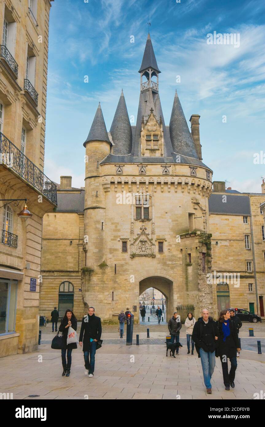 Bordeaux, dipartimento della Gironda, Aquitania, Francia. Porte Cailhau, Place du Palais. Il centro storico di Bordeaux è patrimonio dell'umanità dell'UNESCO. Foto Stock
