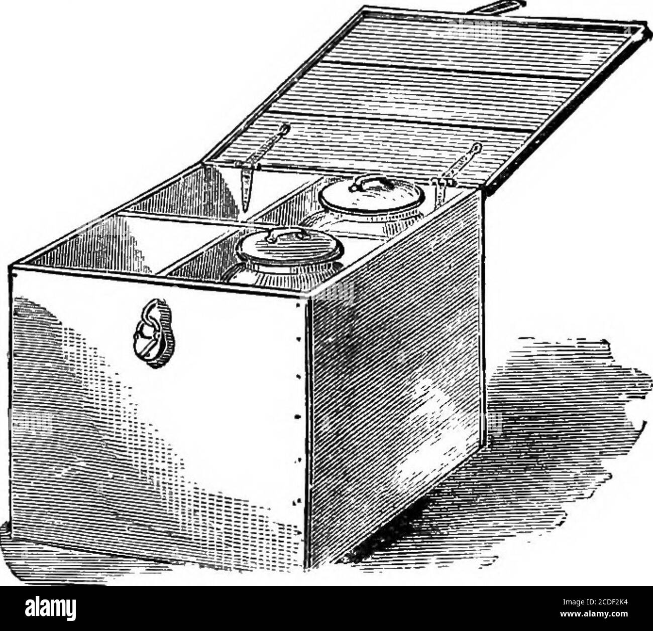 . Il manuale del dairyman. Un trattato pratico sulla latteria .. . tove il secchio. Le unghie di latte che si assottono in profondità, otto e mezzo pollici di diametro, sono convenienti che rinfresca il latte dentro, e se la temperatura non è più bassa cinquanta-cinque gradi non ci sarà molta crema durante il giorno. Per evitare che la crema aumenti il milkdeve essere agitato delicatamente due o tre volte durante il giorno. Un serbatoio d'acqua, come descritto in un capitolo precedente, raffreddato al punto giusto da ghiaccio, è molto adatto 404 IL MANUALE DI DAIRYMAN S. e conveniente; ma un termometro dovrebbe essere usato per assicurarsi il cool Foto Stock