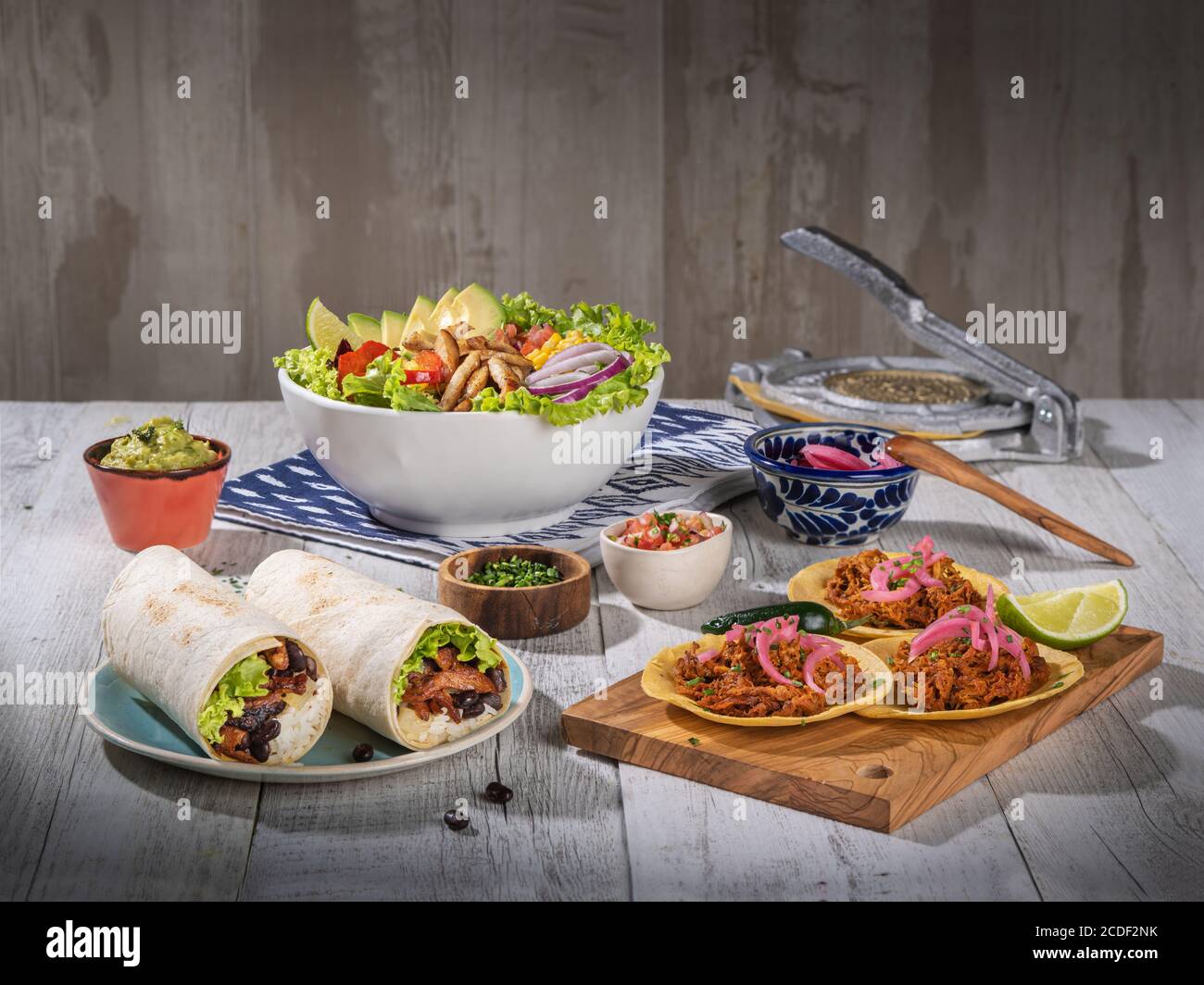 Delizioso banchetto di piatti messicani tradizionali, piatti latino-americani, saporiti burritos, fast food Foto Stock