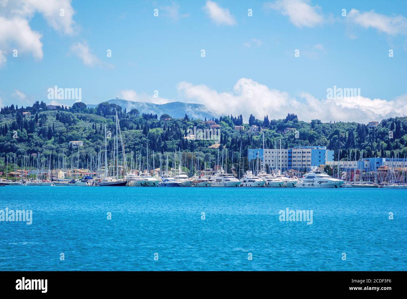 Isola di Corfù/Grecia - 5 maggio 2019: Vista del porto di Gouvia: Yacht bianchi, barche a vela e navi, cielo blu con nuvole bianche. Bel paesaggio estivo Foto Stock
