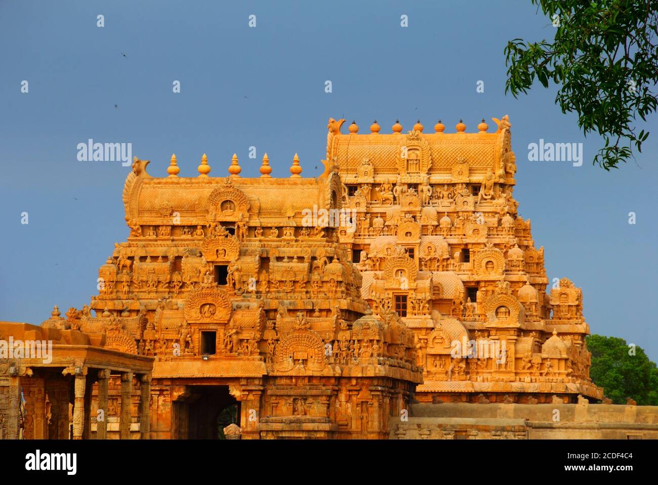 Bella vista di ingresso (gopura) al tempio indù Sri Brihadeeswara alla luce del sole serale a Thanjavur, Chennai, Tamil Nadu, India Foto Stock