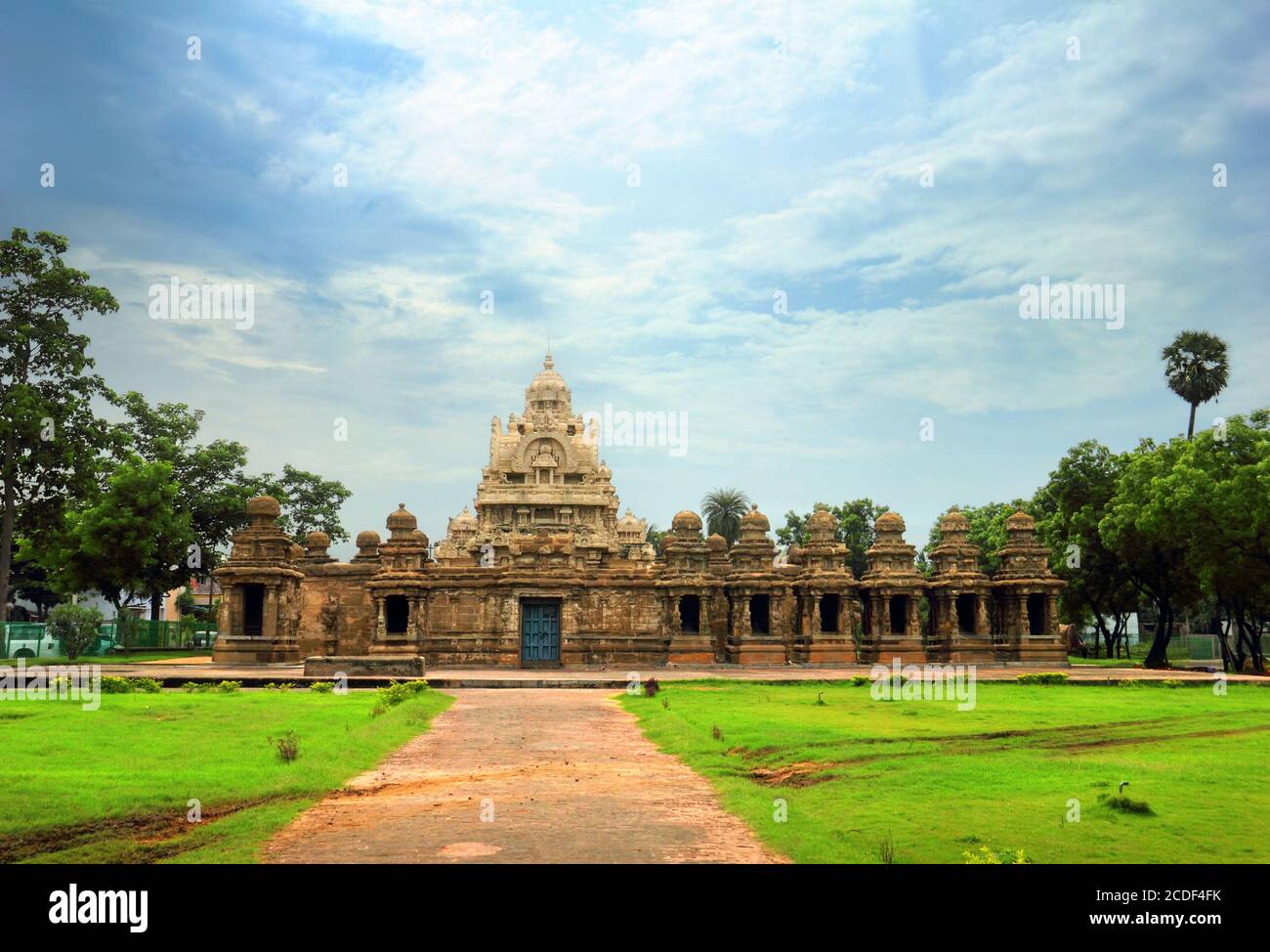 Bella vista panoramica dell'antico tempio indù Kailasanathar (popolare attrazione turistica e pellegrino). Kanchipuram, Tamil Nadu, India Foto Stock