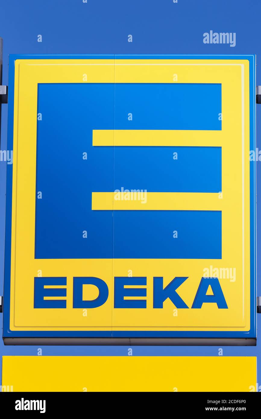 Stoccarda, Germania - 17 maggio 2020: Edeka logo segno supermercato negozio disounter ritratto formato in Germania. Foto Stock