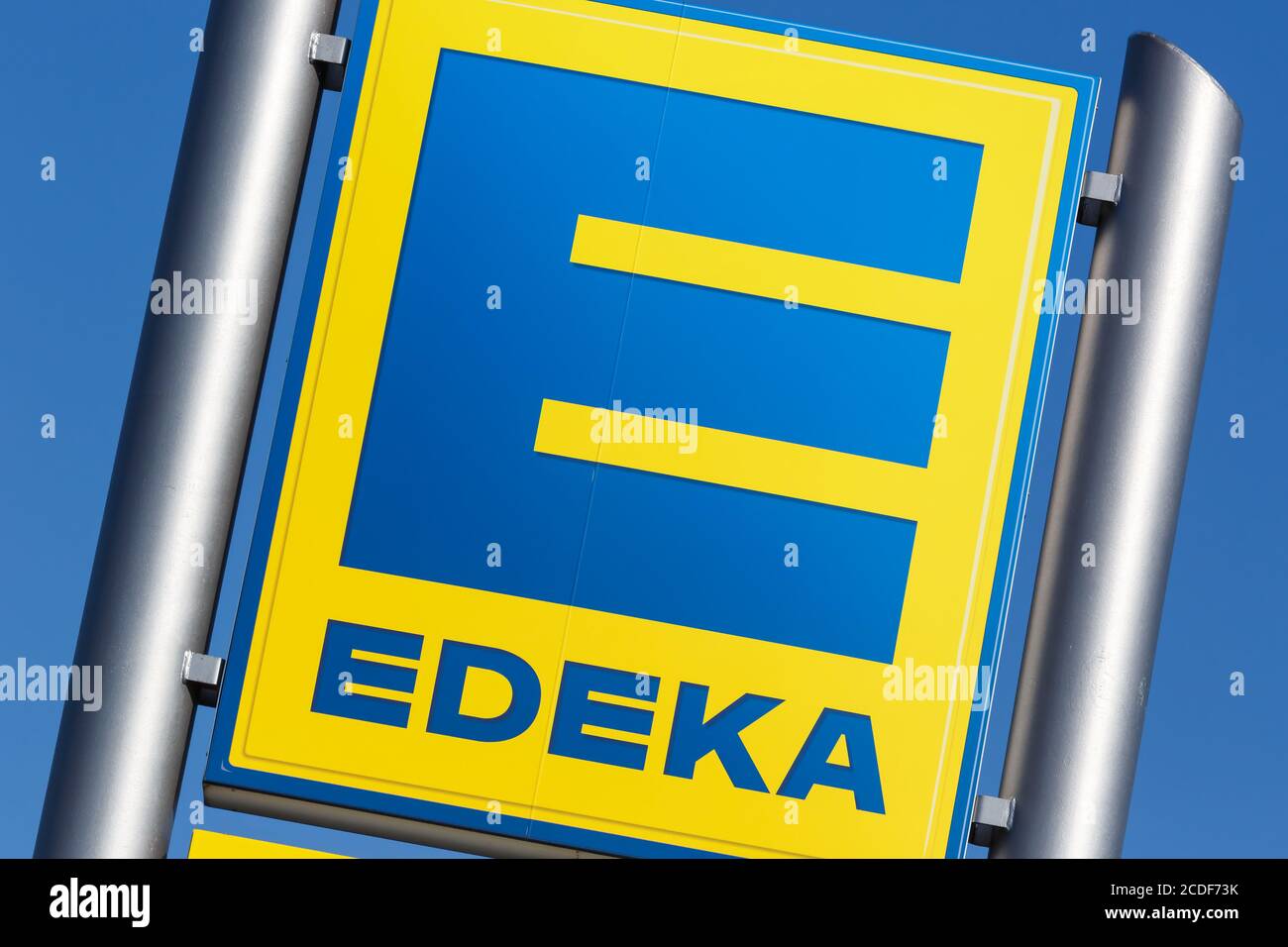 Stoccarda, Germania - 17 maggio 2020: Cartello con il logo Edeka supermercato discount food shop in Germania. Foto Stock