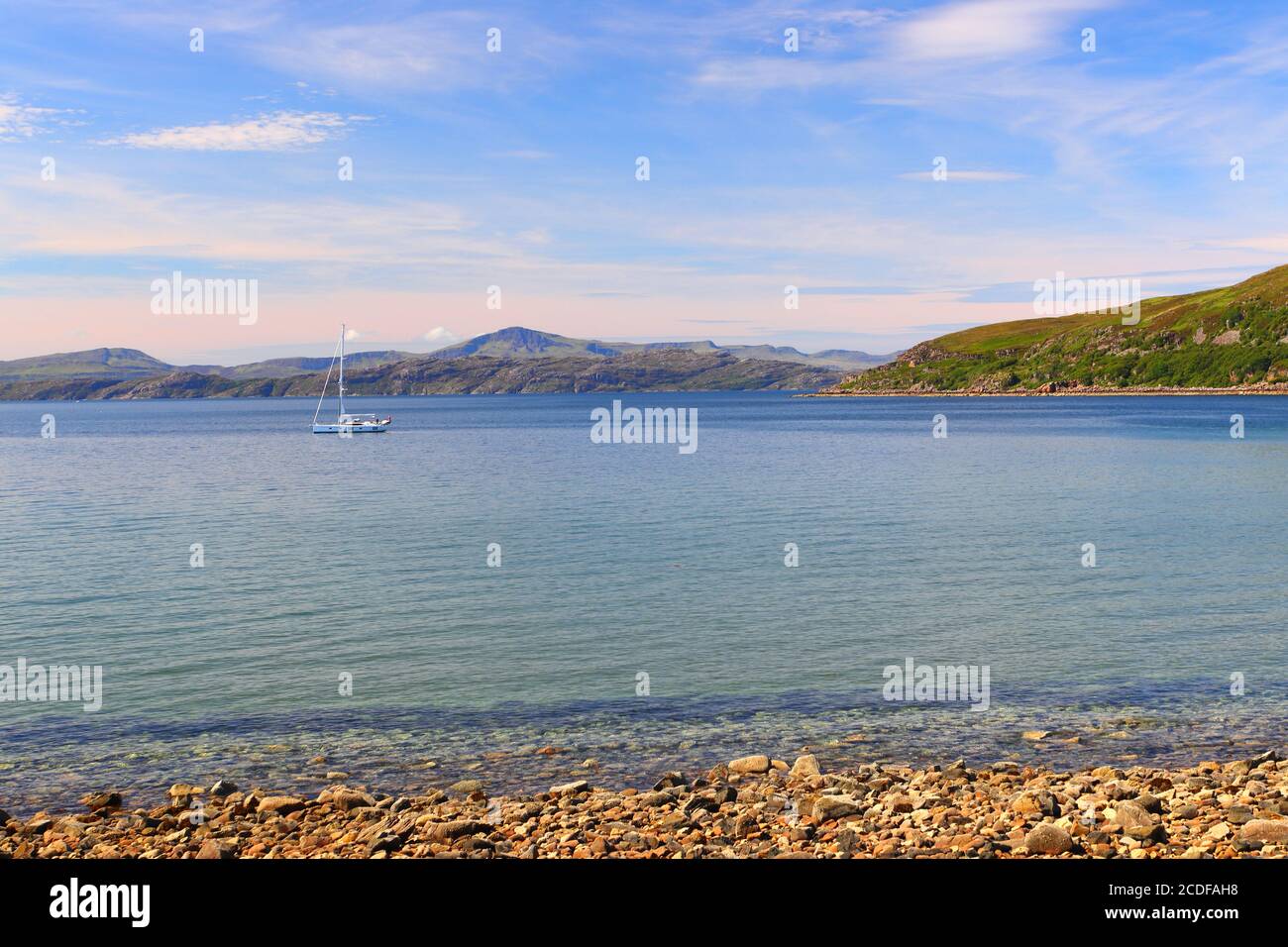 Vista panoramica da Applecross di mare calmo e uno yacht a vela in una bella giornata estiva con l'Isola di Rassay sullo sfondo. Highlands scozzesi Foto Stock