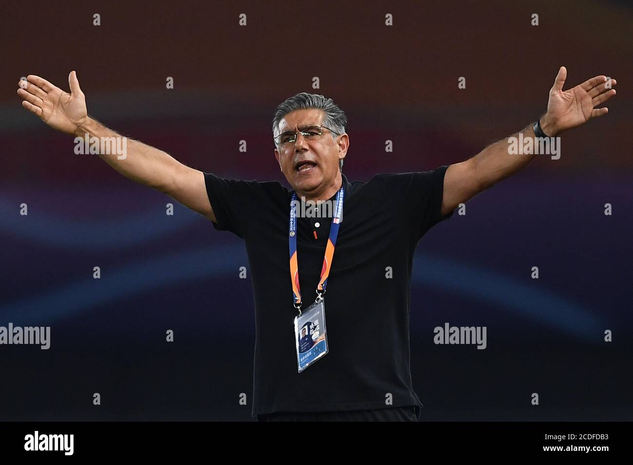 Il direttore di Shijiazhuang Ever Bright F.C. Afshin Ghotbi reagisce durante la sesta partita della Super League Cinese 2020 (CSL) contro Chongqing SWM, città di Suzhou, provincia di Jiangsu, nella Cina orientale, il 21 agosto 2020. Chongqing SWM sconfisse Shijiazhuang Ever Bright F.C. con 1-0. Foto Stock