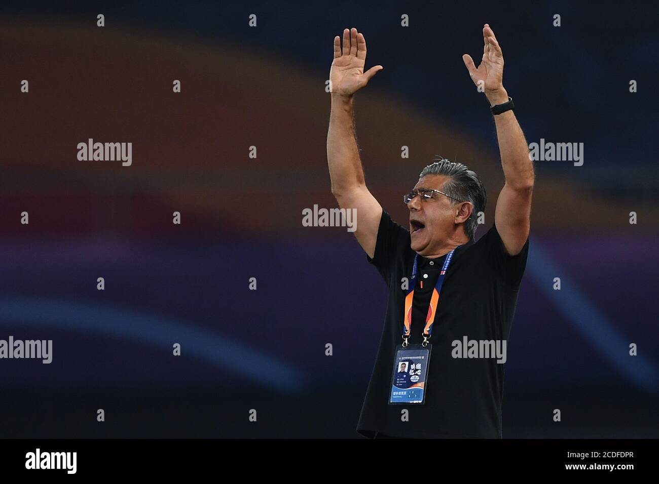Il direttore di Shijiazhuang Ever Bright F.C. Afshin Ghotbi reagisce durante la sesta partita della Super League Cinese 2020 (CSL) contro Chongqing SWM, città di Suzhou, provincia di Jiangsu, nella Cina orientale, il 21 agosto 2020. Chongqing SWM sconfisse Shijiazhuang Ever Bright F.C. con 1-0. Foto Stock