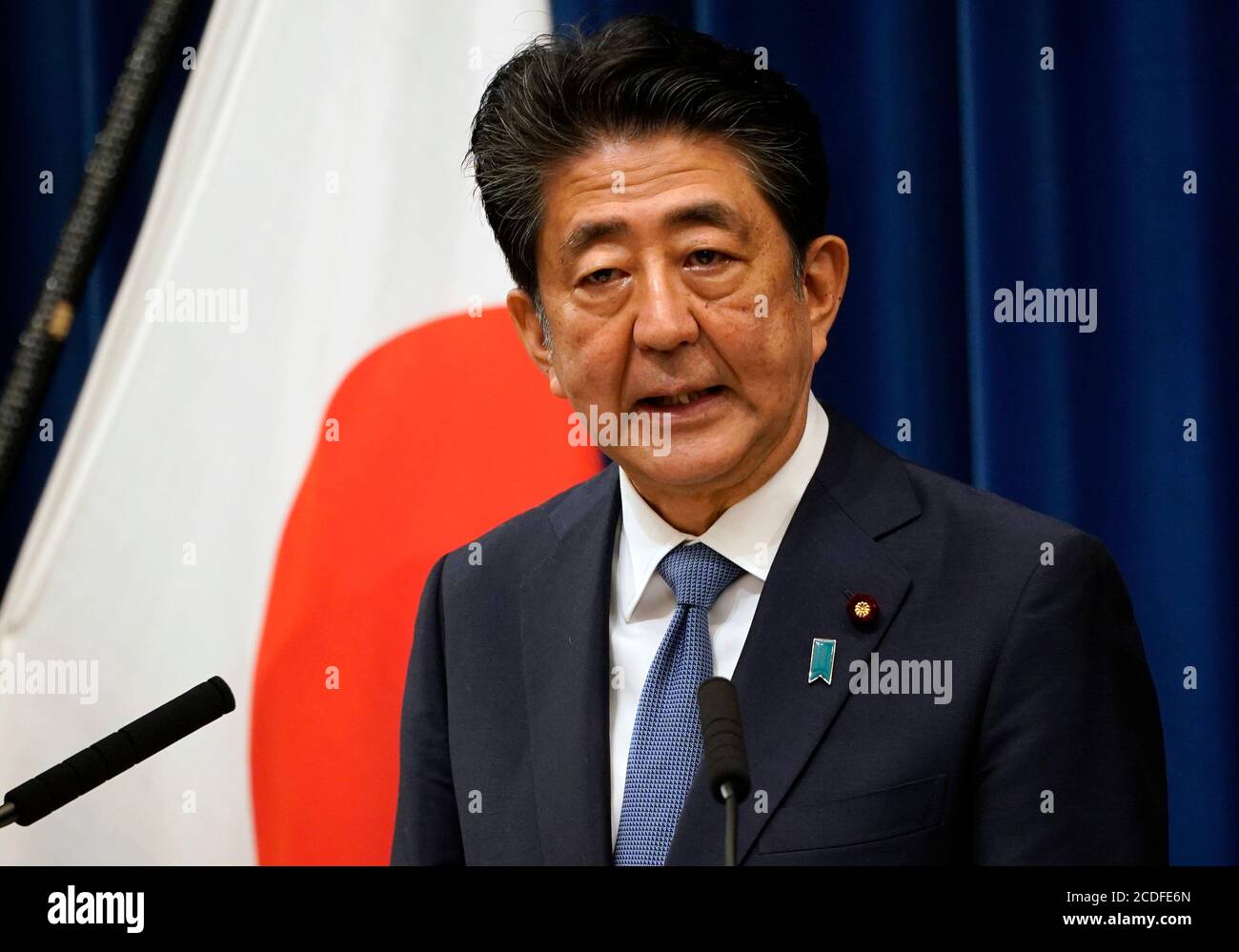 Tokyo, Giappone. 28 Agosto 2020. Il primo ministro giapponese Shinzo Abe parla durante una conferenza stampa a Tokyo, Giappone, 28 agosto 2020. Venerdì, in occasione di una conferenza stampa, il primo ministro giapponese Shinzo Abe ha affermato che avrebbe dovuto dimettersi dal suo incarico a causa di problemi sanitari. (Franck Robichon/Pool via Xinhua) Credit: Xinhua/Alamy Live News Foto Stock