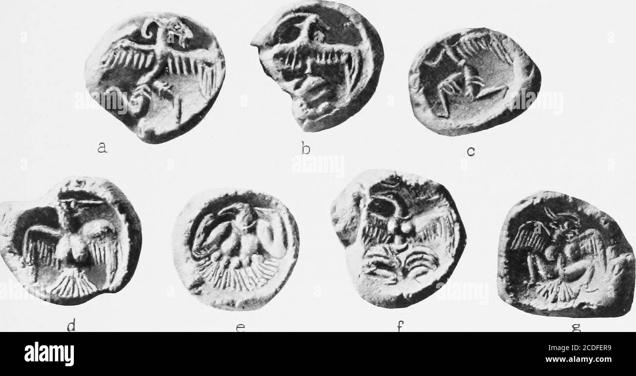 . Il palazzo di Minos : un resoconto comparativo delle fasi successive della civiltà cretese, come illustrato dalle scoperte di Cnosso . roglifico ^ Vedi Vol. II Confronta, anche, l'occhio divino su un anello di segnale minoico. Si vedano Vol. II, e Tomba dei doppi assi (Archaeologia, Vol.IxV), pag. A, Fig. 16. ^ vedi sopra, pag. 277, Fig. 207, c:* Confronta Fig. 531, d. Cfr Hogarth, Zakro Settlings, J. H. S., xxii, pp 92, 93. M.M.III: CREAZIONI ALATE E GALOPPO VOLANTE 707 la maggior parte delle figure alate illustrate su questi sigilli non si stagliano in relazione a qualsiasi tipo estraneo di relig Foto Stock