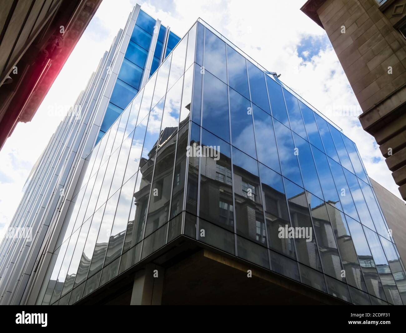 Vista di New Court in St. Swintin's Lane, Londra EC4, il quartiere finanziario: Sede della banca Rothschild Foto Stock