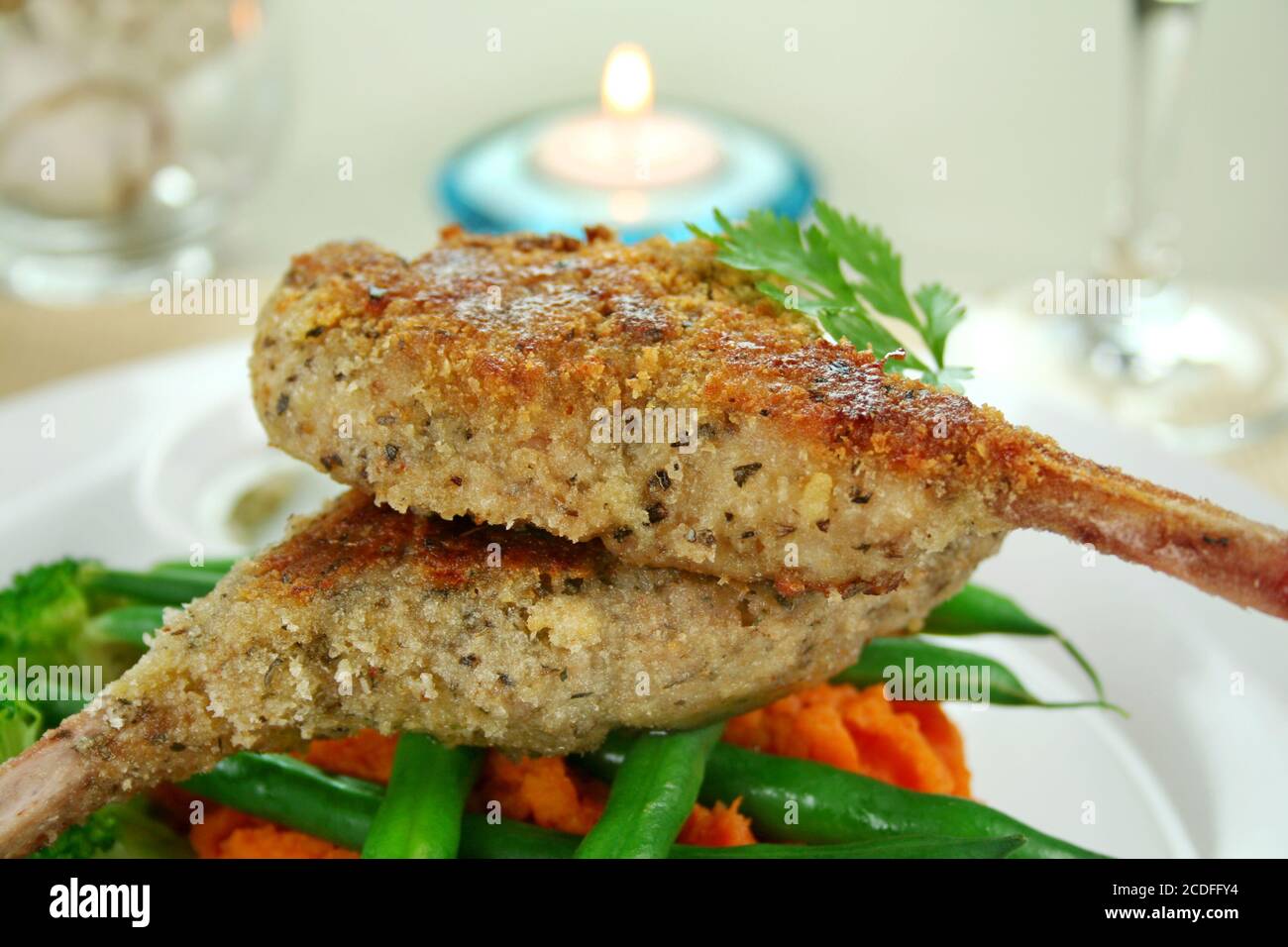 Taglierine di agnello crumbed Foto Stock