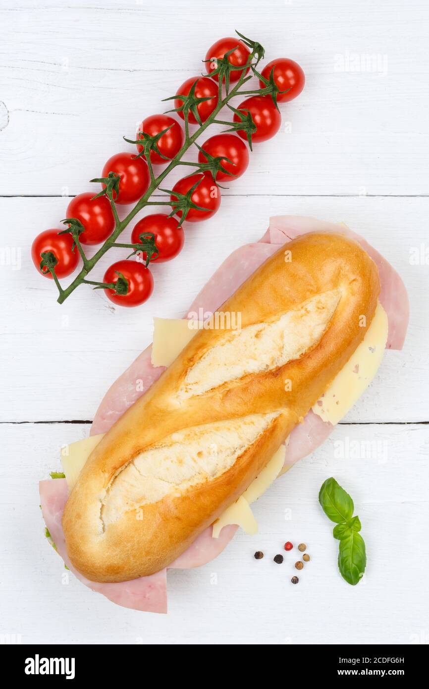 Baguette a sandwich con prosciutto e formaggio in formato ritratto da sopra su legno di legno di tavola Foto Stock