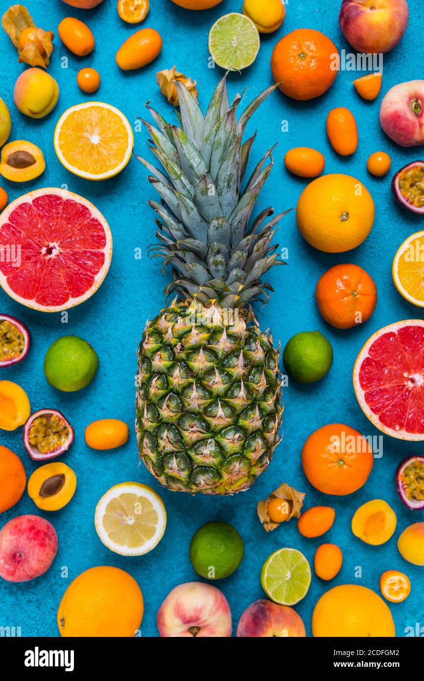 Layout piatto di estate e agrumi su sfondo blu. Concetto di alimentazione sana. Foto Stock