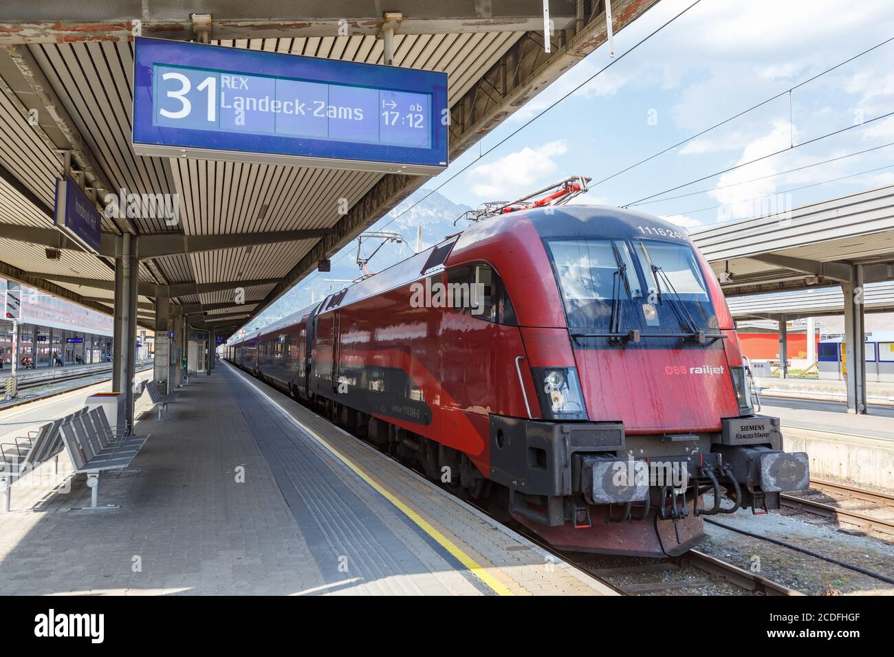 Innsbruck, Austria - 1 agosto 2020: Treno locomotiva ÖBB railjet stazione ferroviaria principale di Innsbruck Österreichische Bundesbahnen in Austria. Foto Stock
