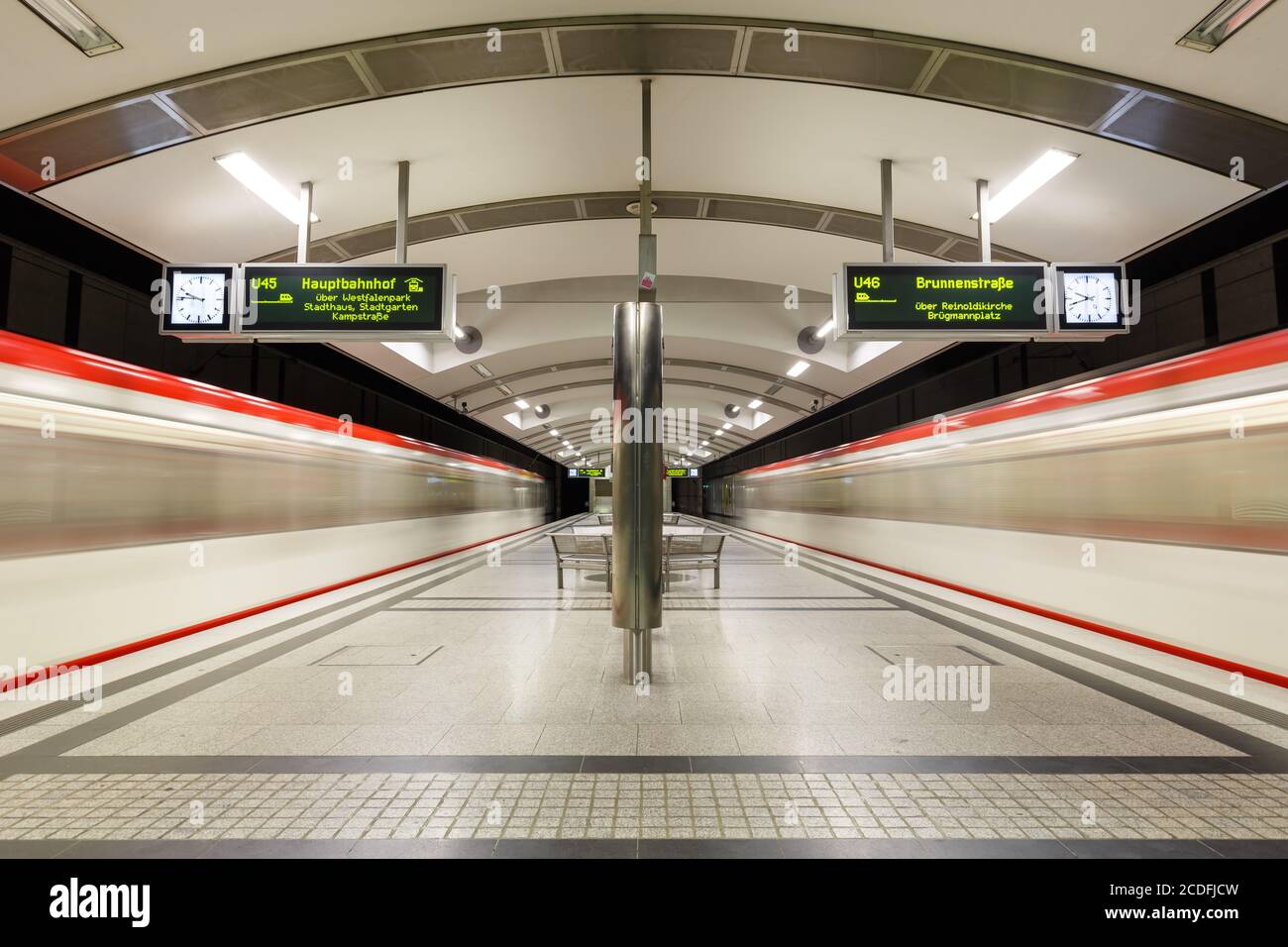 Dortmund, Germania - 9 agosto 2020: Stazione della metropolitana Dortmund Stadtbahn Westfalenhallen in Germania. Foto Stock