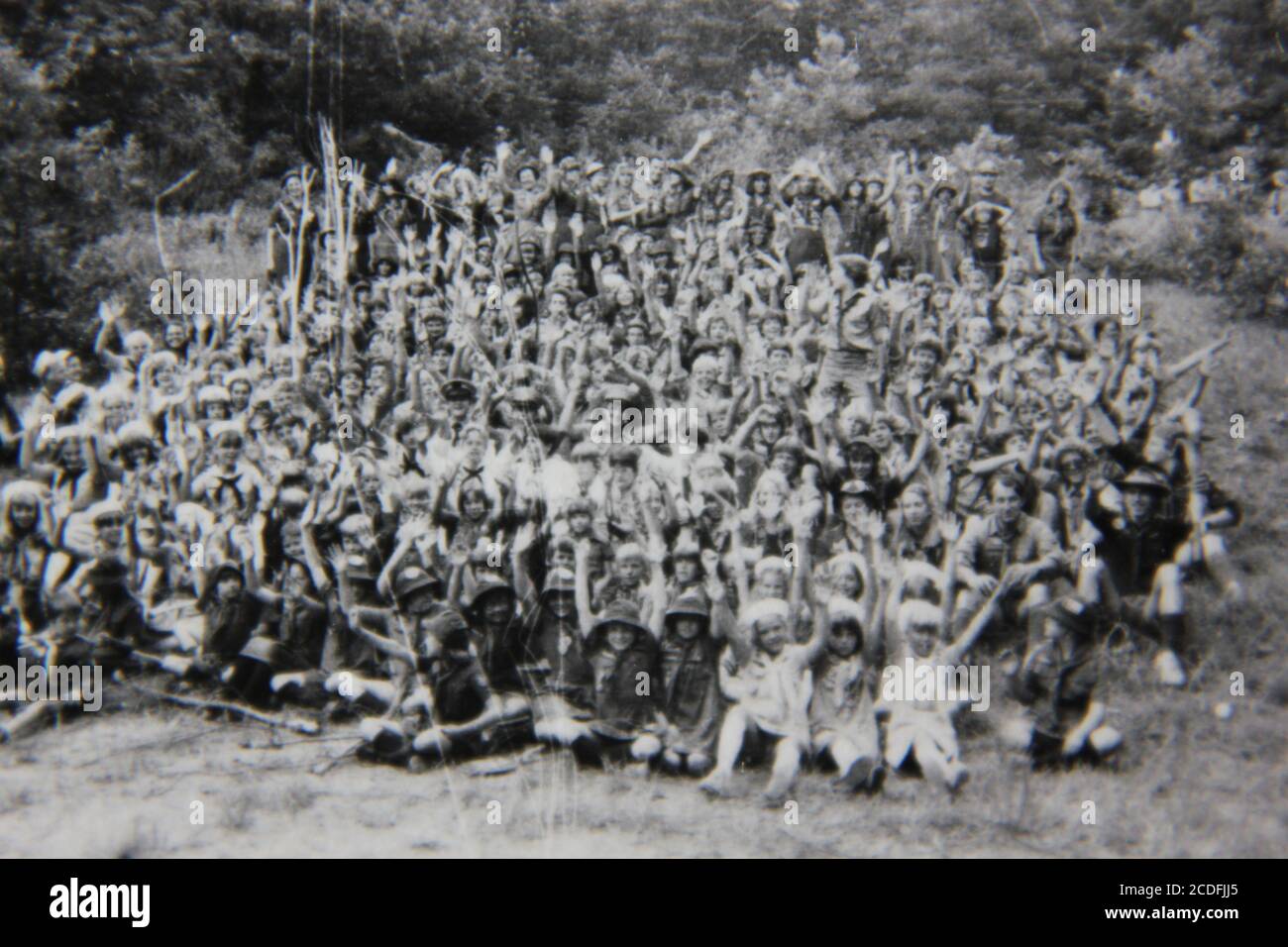 Bella fotografia in bianco e nero degli anni '70 di un gruppo di foto di centinaia di scouts campeggio in un campo scout estivo nei grandi spazi aperti. Foto Stock