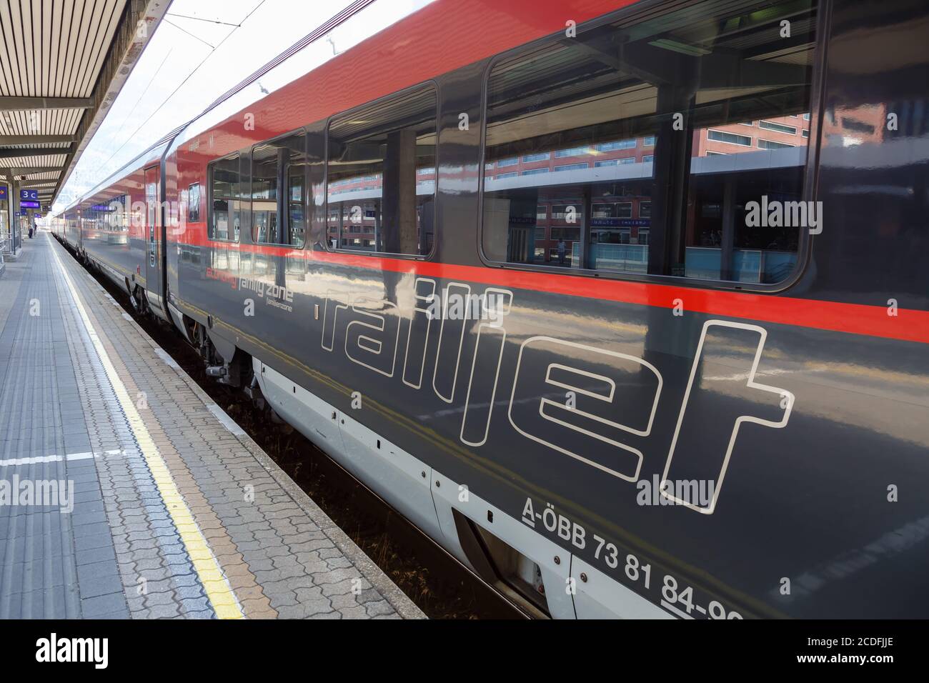 Innsbruck, Austria - 1 agosto 2020: ÖBB railjet Logo treno Innsbruck stazione ferroviaria principale Österreichische Bundesbahnen in Austria. Foto Stock
