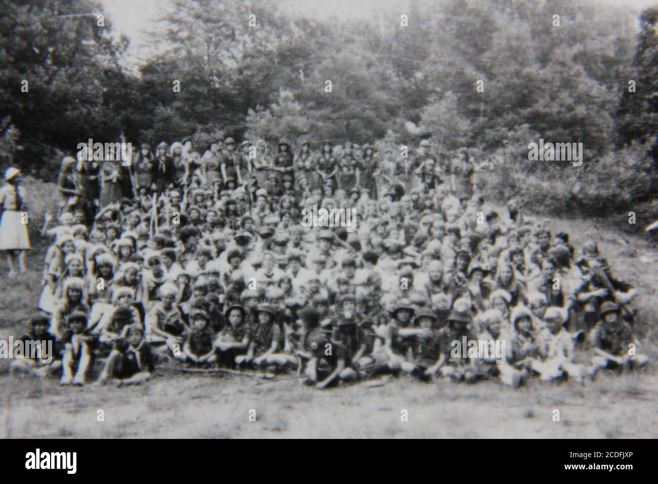 Bella fotografia in bianco e nero degli anni '70 di un gruppo di foto di centinaia di scouts campeggio in un campo scout estivo nei grandi spazi aperti. Foto Stock