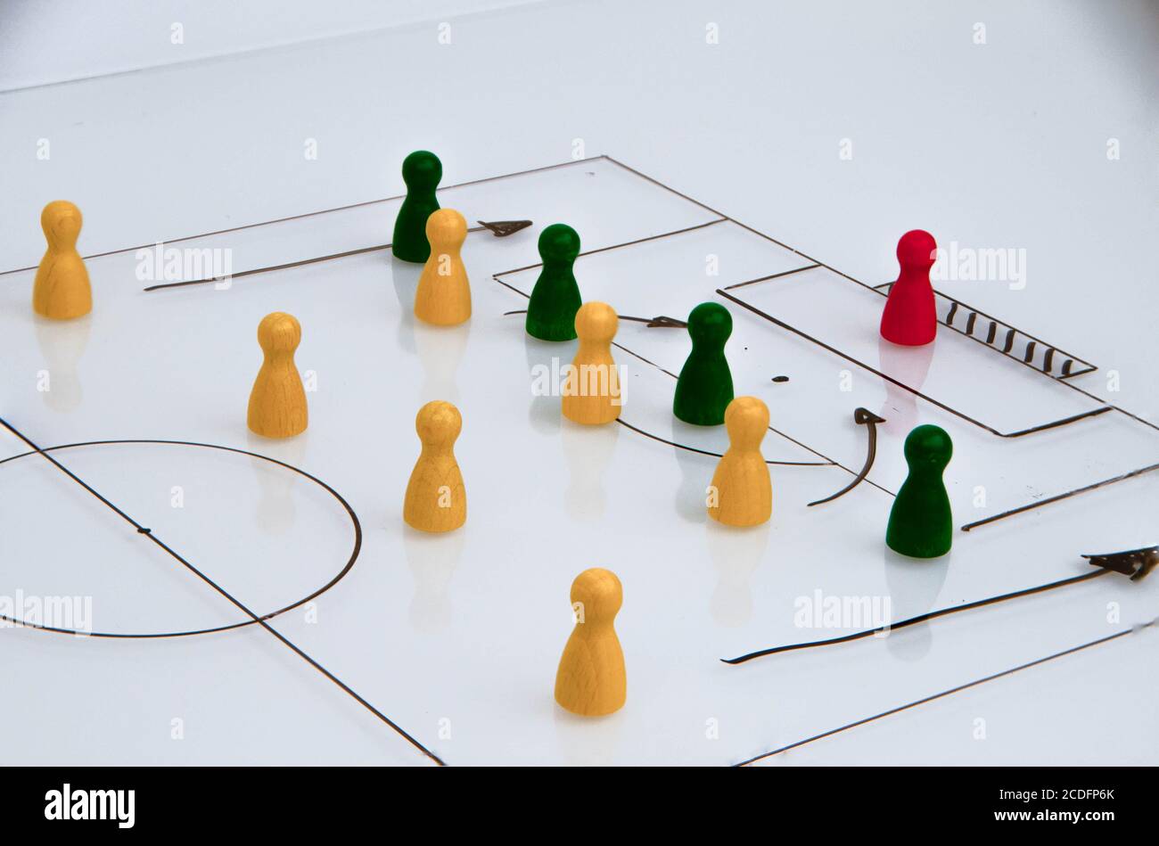 Whiteboard con schema closeup gioco di calcio con pezzi di gioco in legno Foto Stock