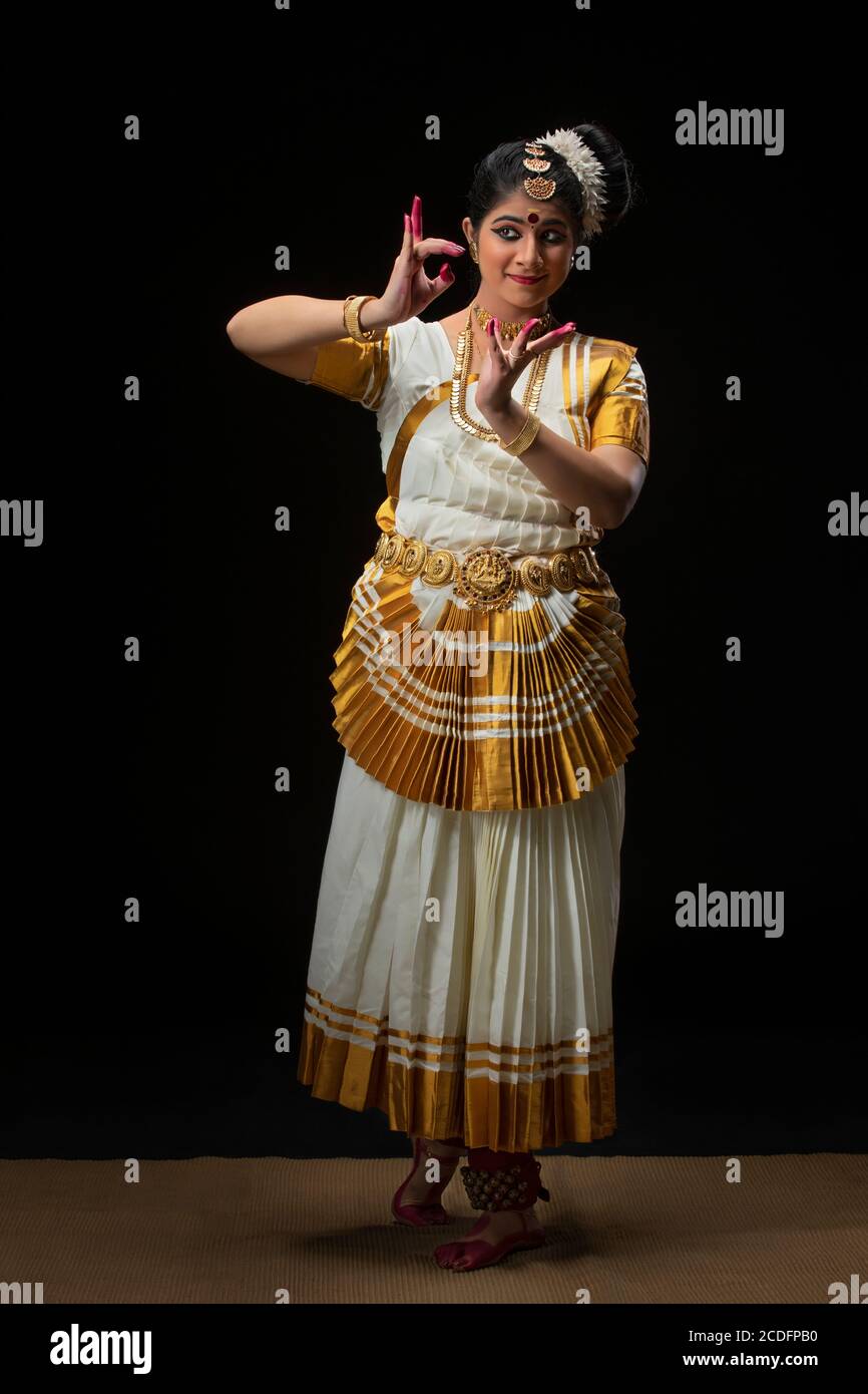 Ballerina Mohiniattam che esegue la danza raffigurante nettare di ape che beve da un fiore Foto Stock